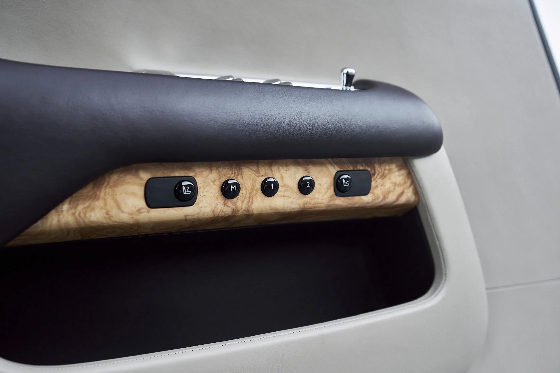 mph033_2687305205_Used_2017_Rolls_Royce_Dawn_Base_1764730538_1a15a1c7fc