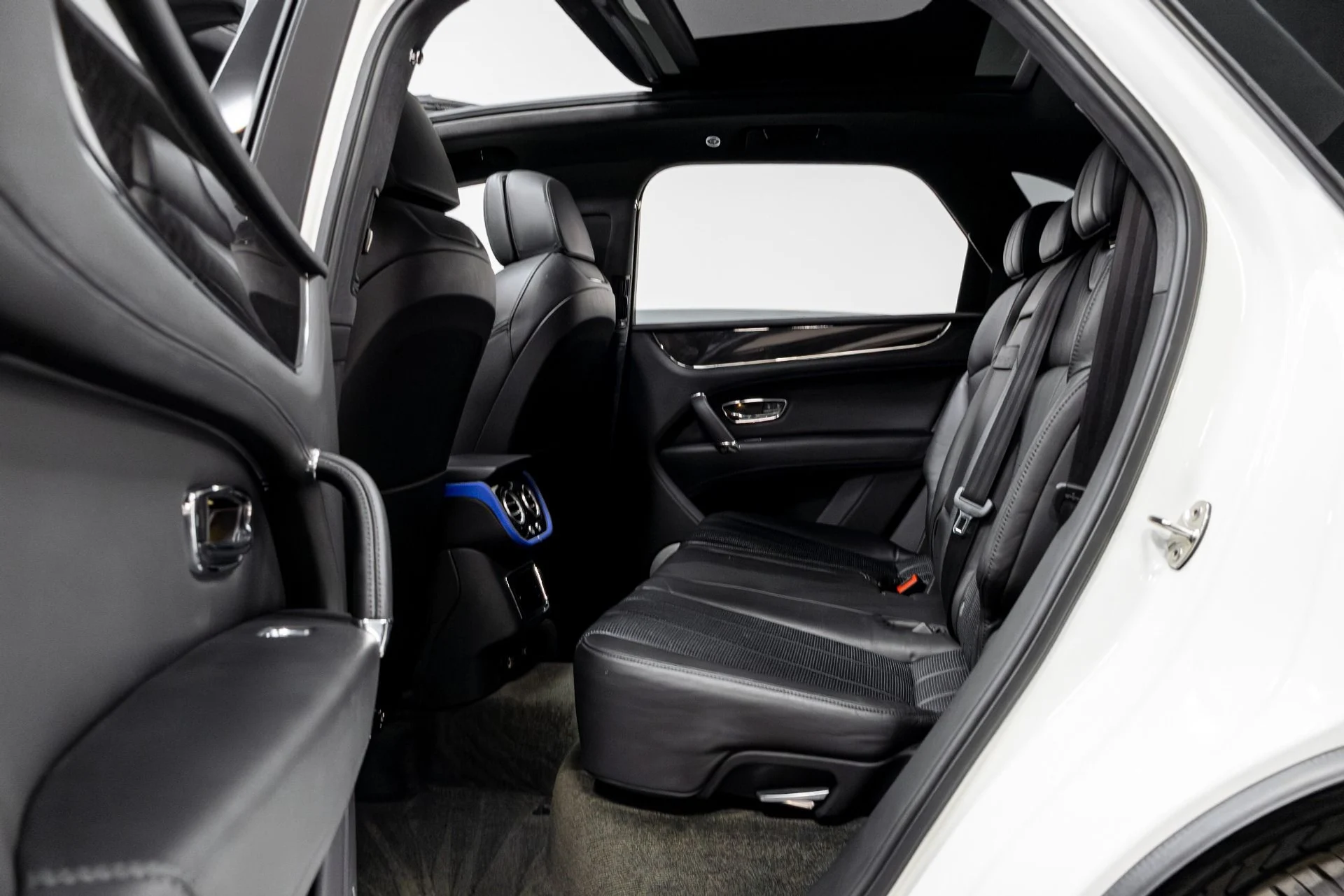 mph033_2690517992_Used_2020_Bentley_Bentayga_V8_1770245140_9cbe2daacc