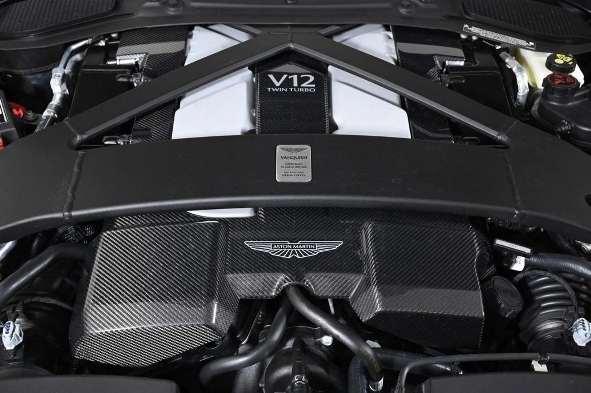 mph033_2722789887_new_2025_aston_martin_vanquish_coupe_11350_22854857_33_1024_a57176349d