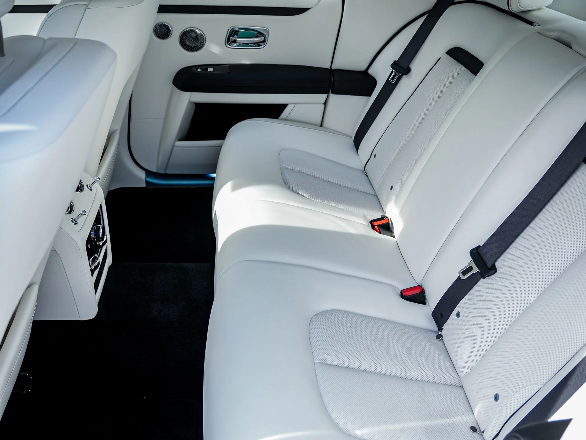 mph033_2793097510_Hi_Tech_Luxury_Imports_LLC_SCA_23_GZ_00_VU_236165_image_33_a5208f0bd2