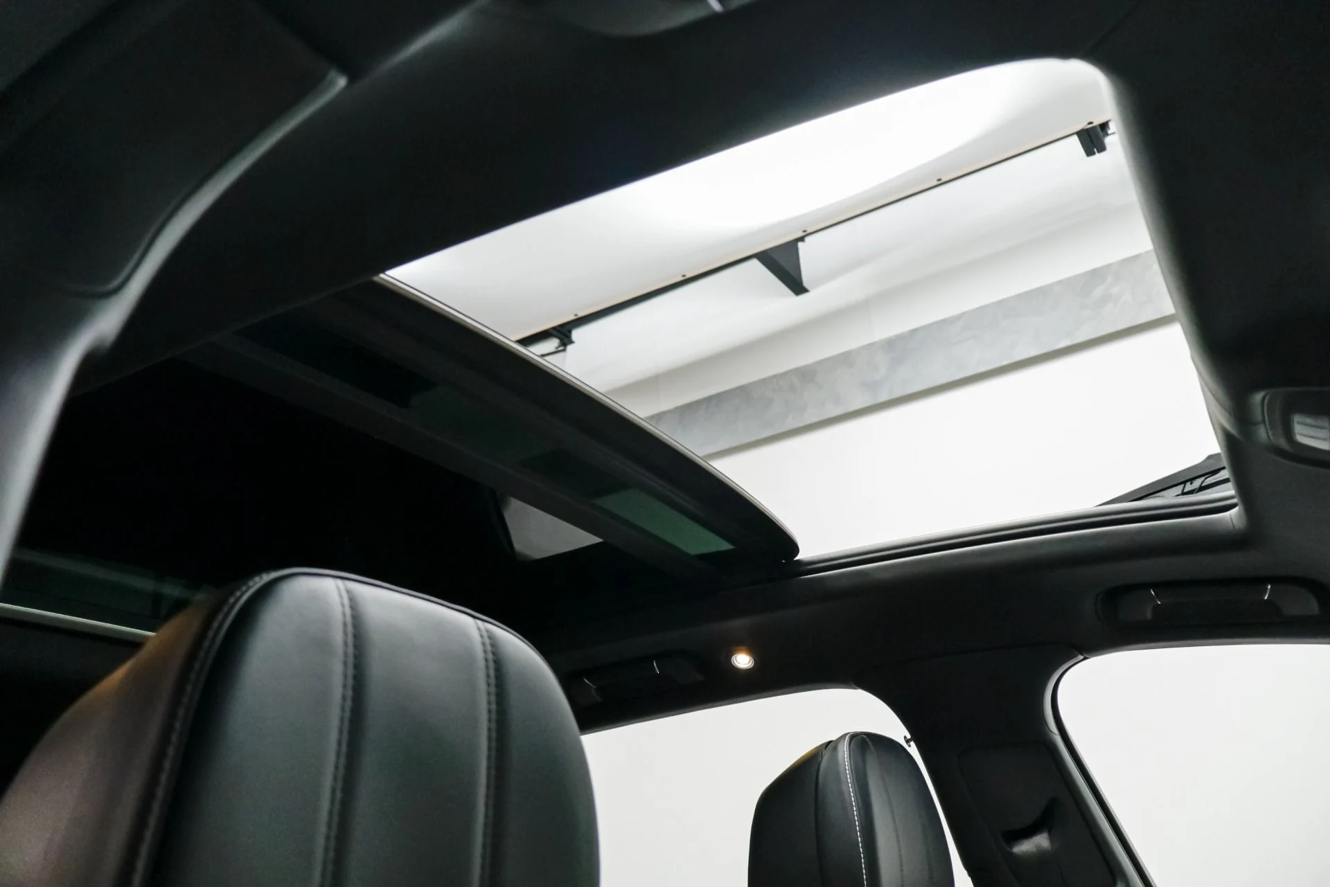 mph033_2802867059_Used_2020_Bentley_Bentayga_V8_1760480790_215639cc46