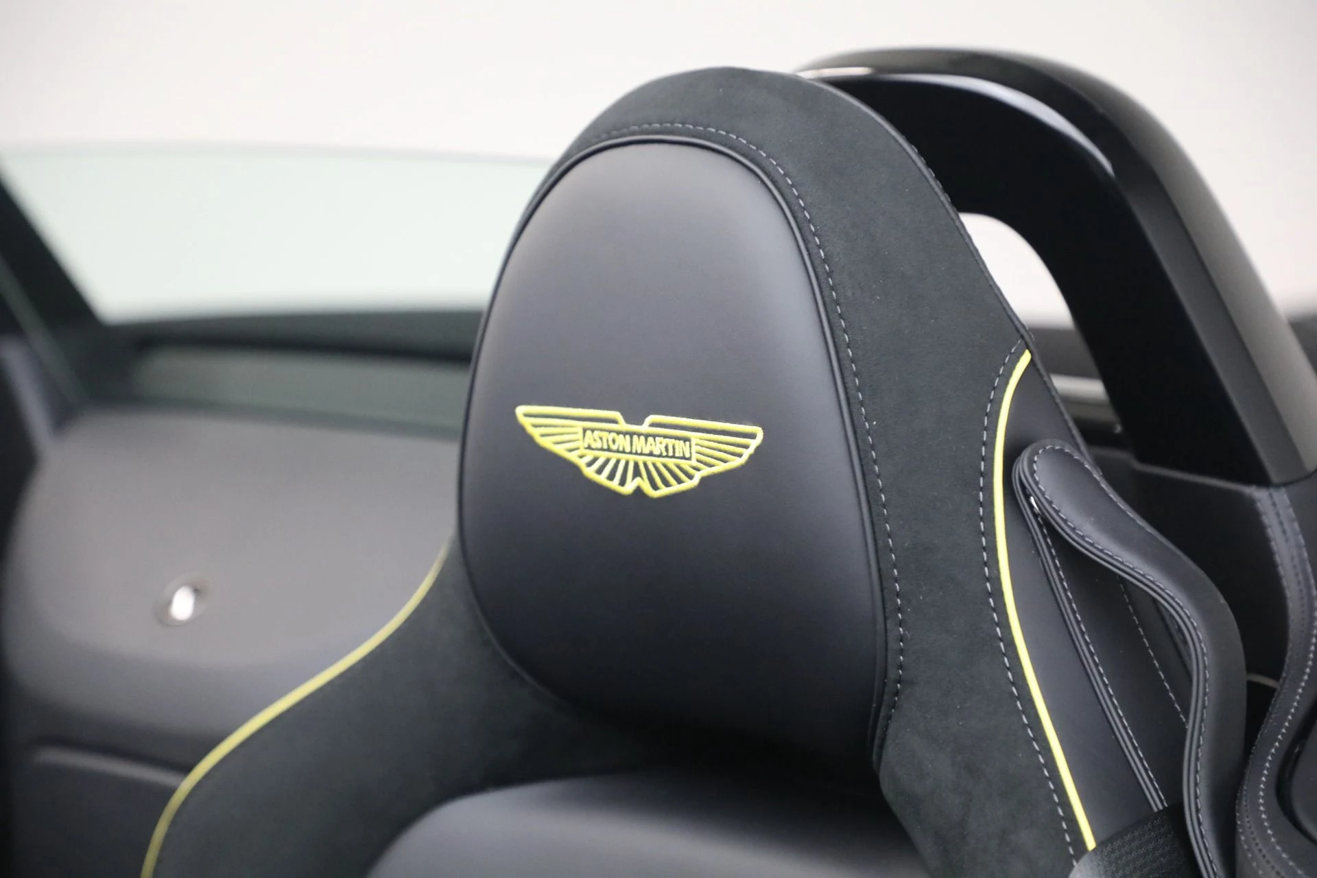 mph033_282553574_New_2026_Aston_Martin_Vantage_S_Roadster_1776800186_5c7cb862e2