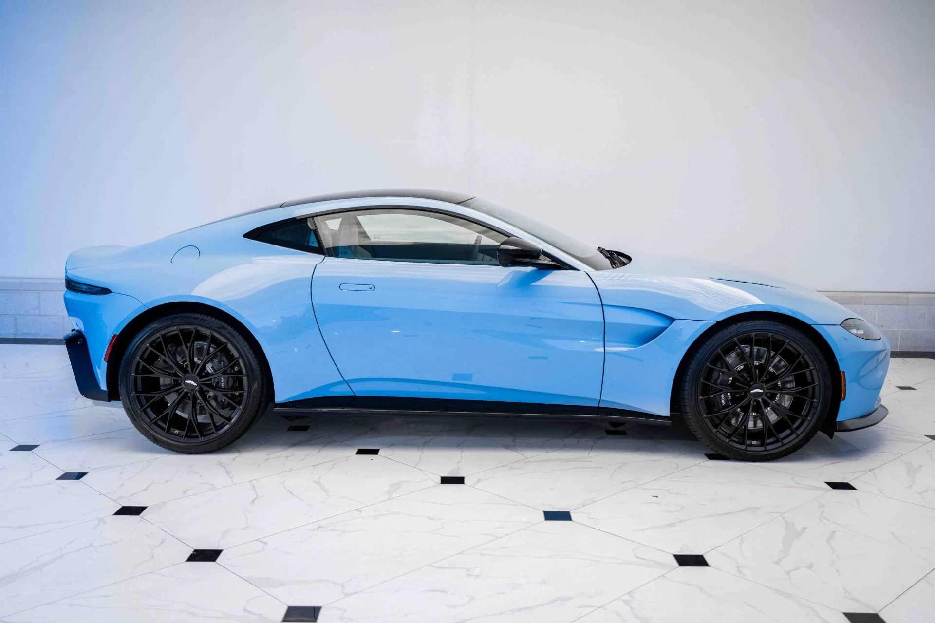 mph033_2837959330_Used_2023_Aston_Martin_Vantage_V8_Coupe_1699283559_fdebfb9eb6