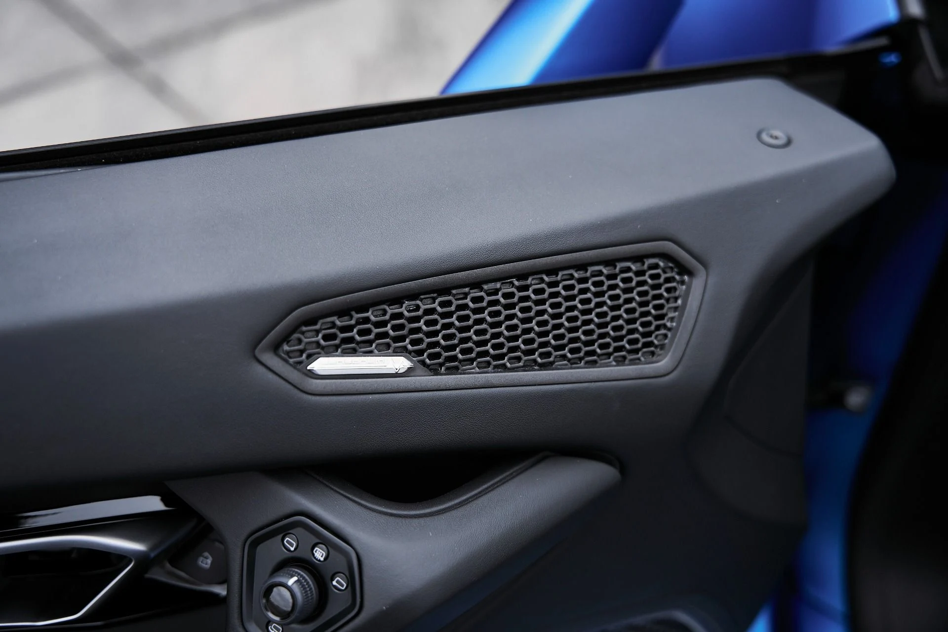 mph033_2862961629_Used_2023_Lamborghini_Huracan_EVO_Base_1775006665_472f369108