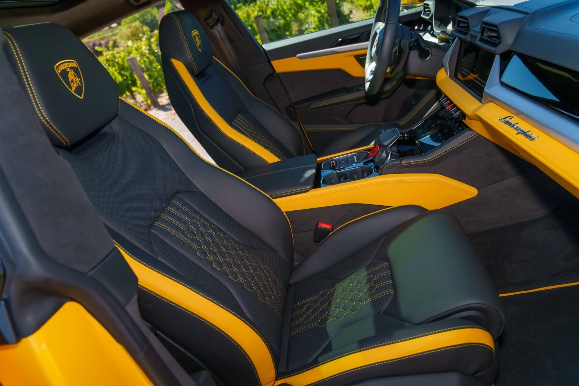 mph033_2870305465_Used_2025_Lamborghini_Urus_SE_1759793242_a2e5dc64a2