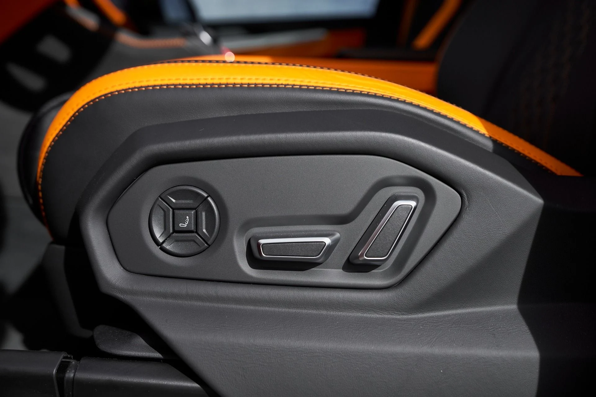 mph033_288516060_Used_2025_Lamborghini_Urus_SE_1763677025_5ee70c2e3c