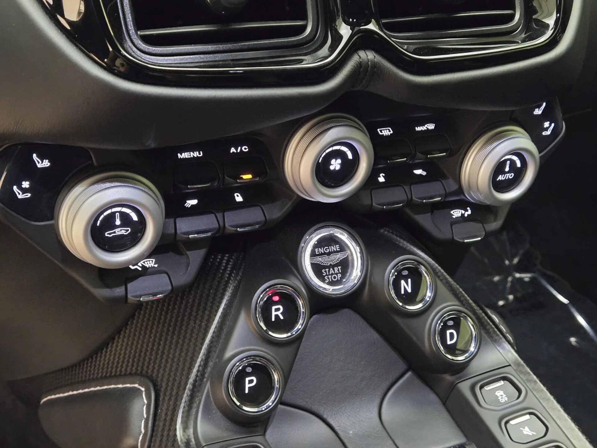 mph033_2902135278_Used_2019_Aston_Martin_Vantage_1756191188_2a22e9f95d