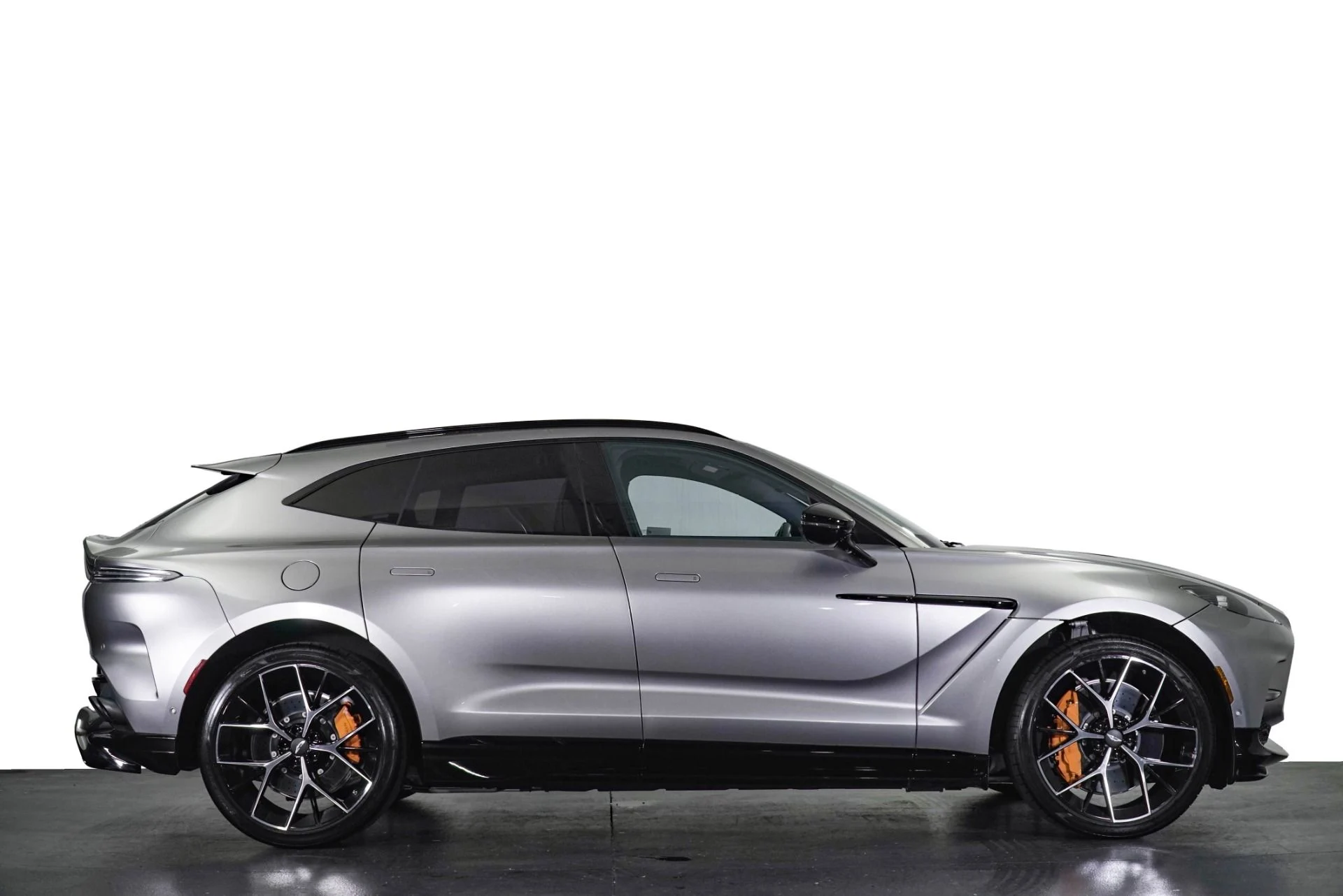 mph033_2917595508_Used_2025_Aston_Martin_DBX_707_1792739128_f78d17668f
