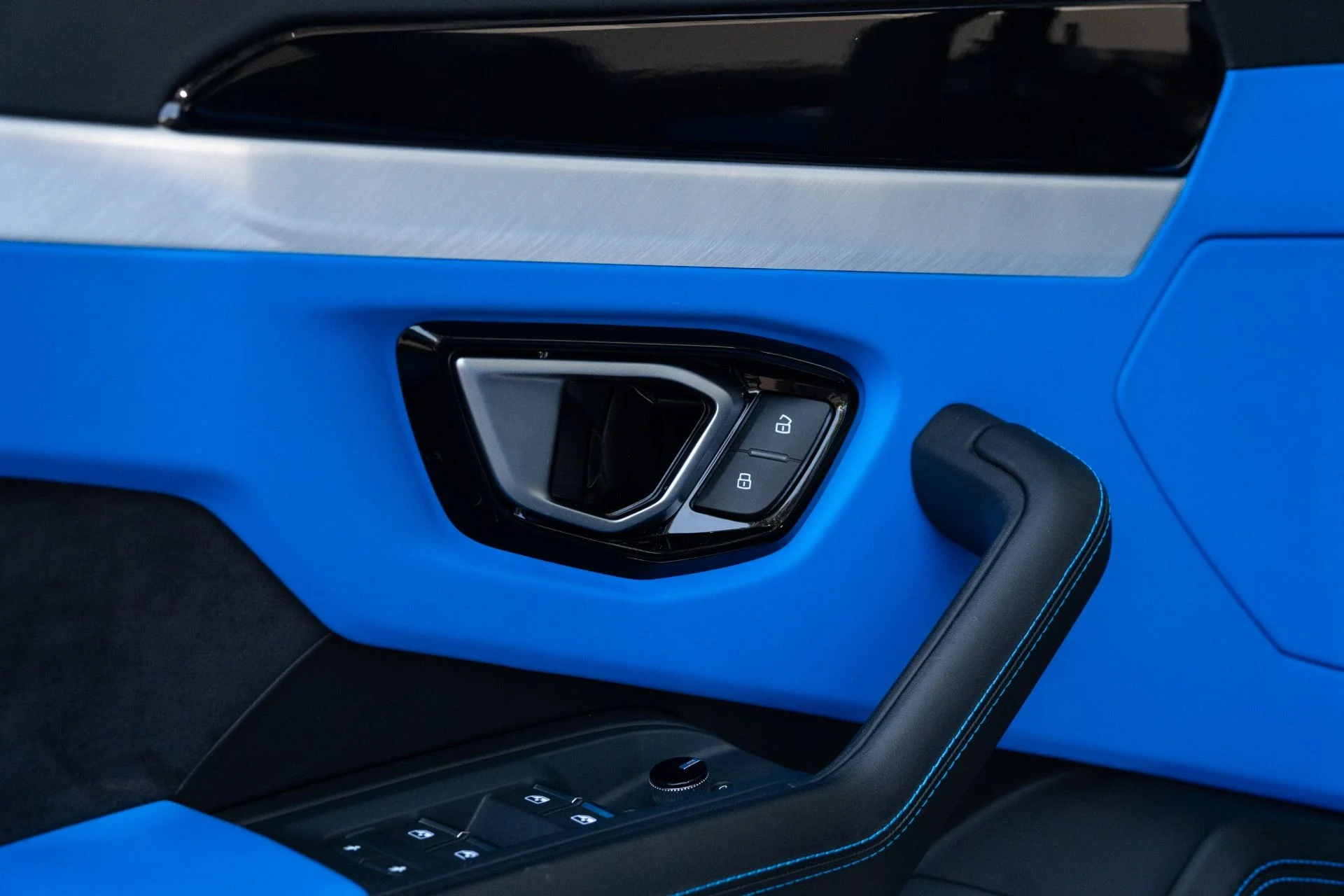 mph033_2933596519_Used_2019_Lamborghini_Urus_1781242066_05a08df716