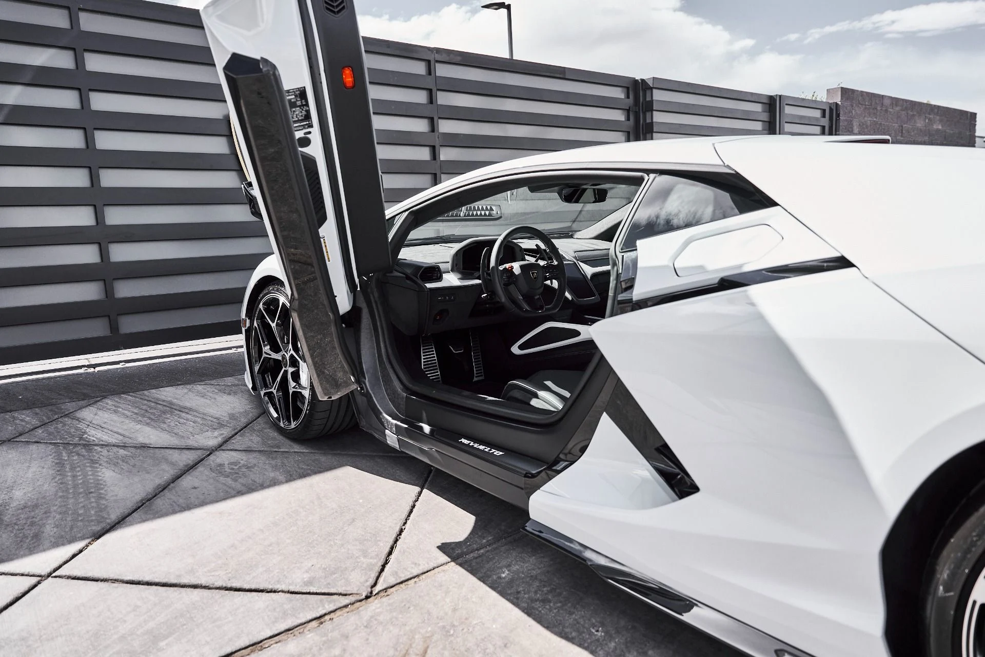 mph033_29545424_Used_2026_Lamborghini_Revuelto_Base_1777078400_d70895b530