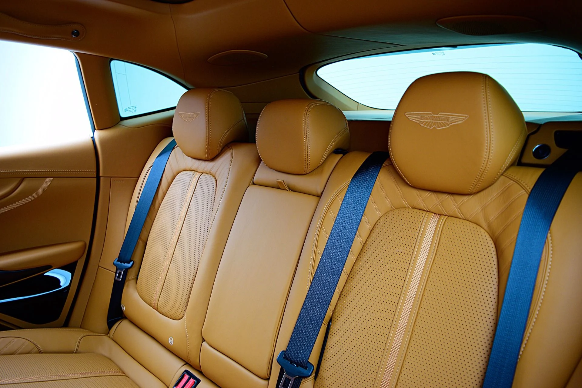 mph033_2955790987_New_2025_Aston_Martin_DBX_707_c759a3c9b1