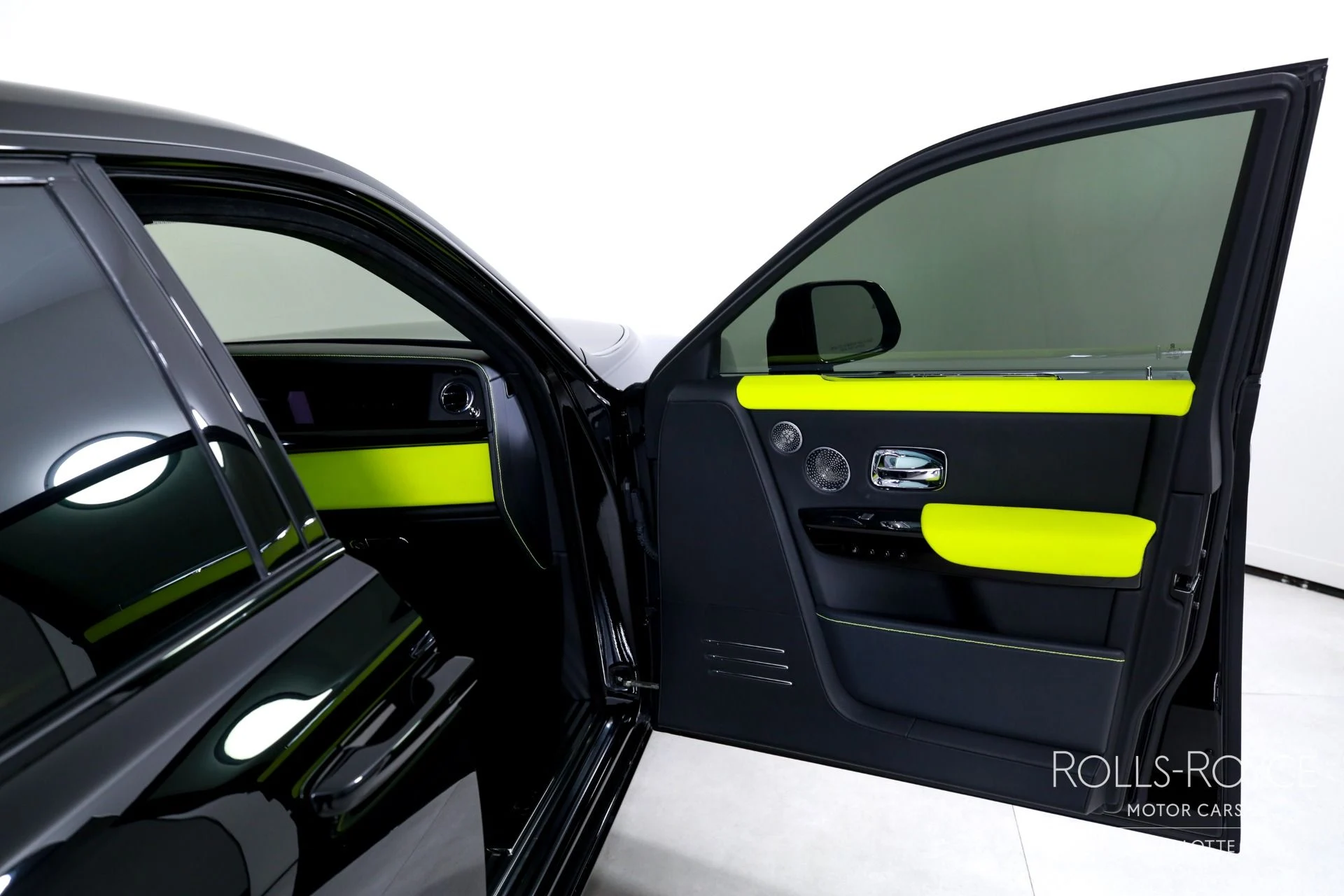 mph033_2977743361_Used_2019_Rolls_Royce_Phantom_1769450314_a26e0d1dbe