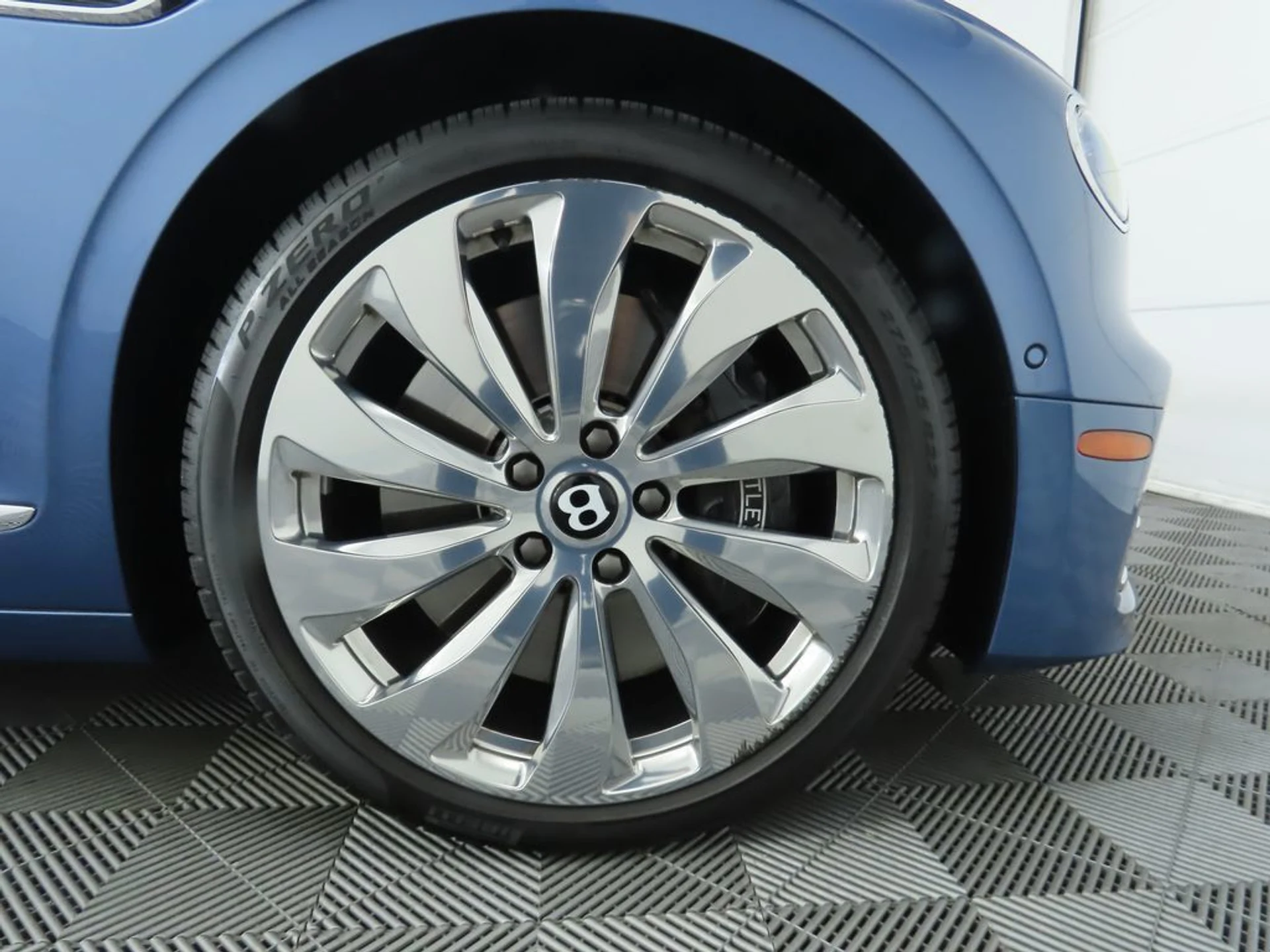 mph033_2984636574_used_2021_bentley_flying_spur_v8sedan_8119_22952402_34_1024_cd9d4f5f05