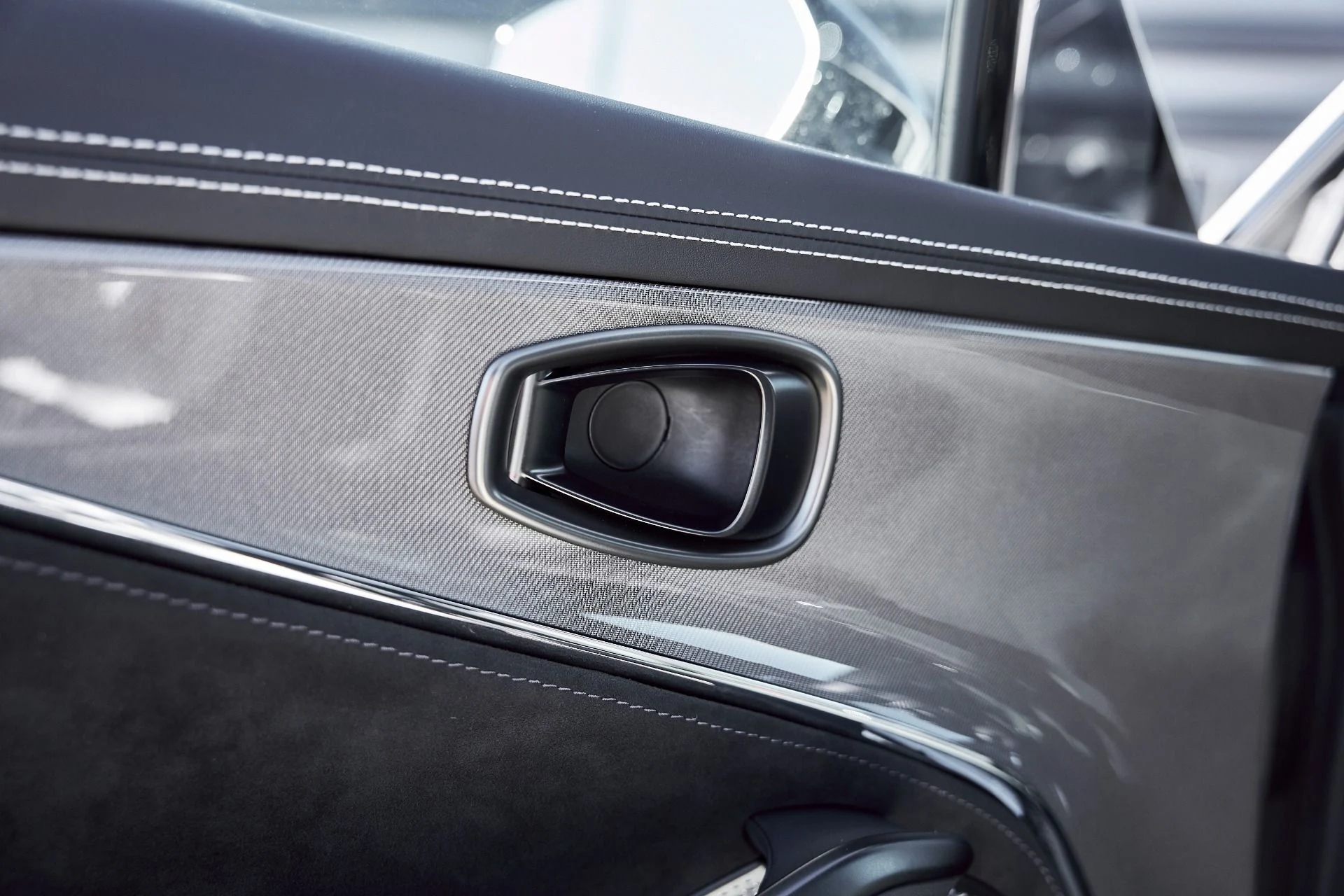 mph033_3015438590_Used_2025_Aston_Martin_DBX_707_1767063183_55f1c24e66