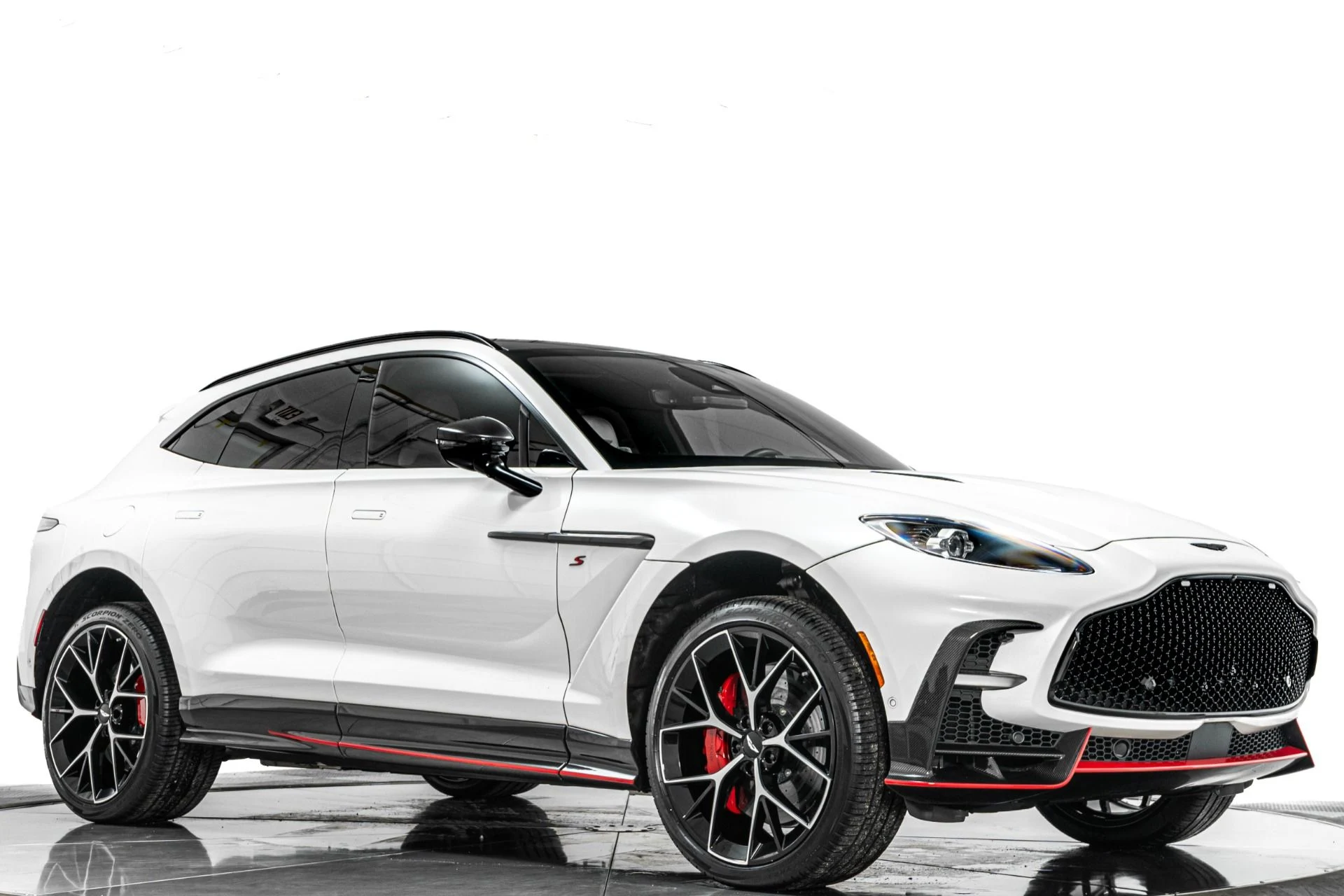 mph033_3035924814_Used_2026_Aston_Martin_DBX_S_1792083378_7e7e0aa54e