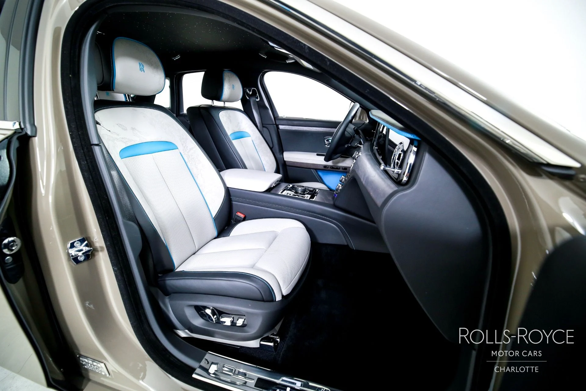 mph033_304997199_Used_2025_Rolls_Royce_Ghost_1759510962_9ff333b10e