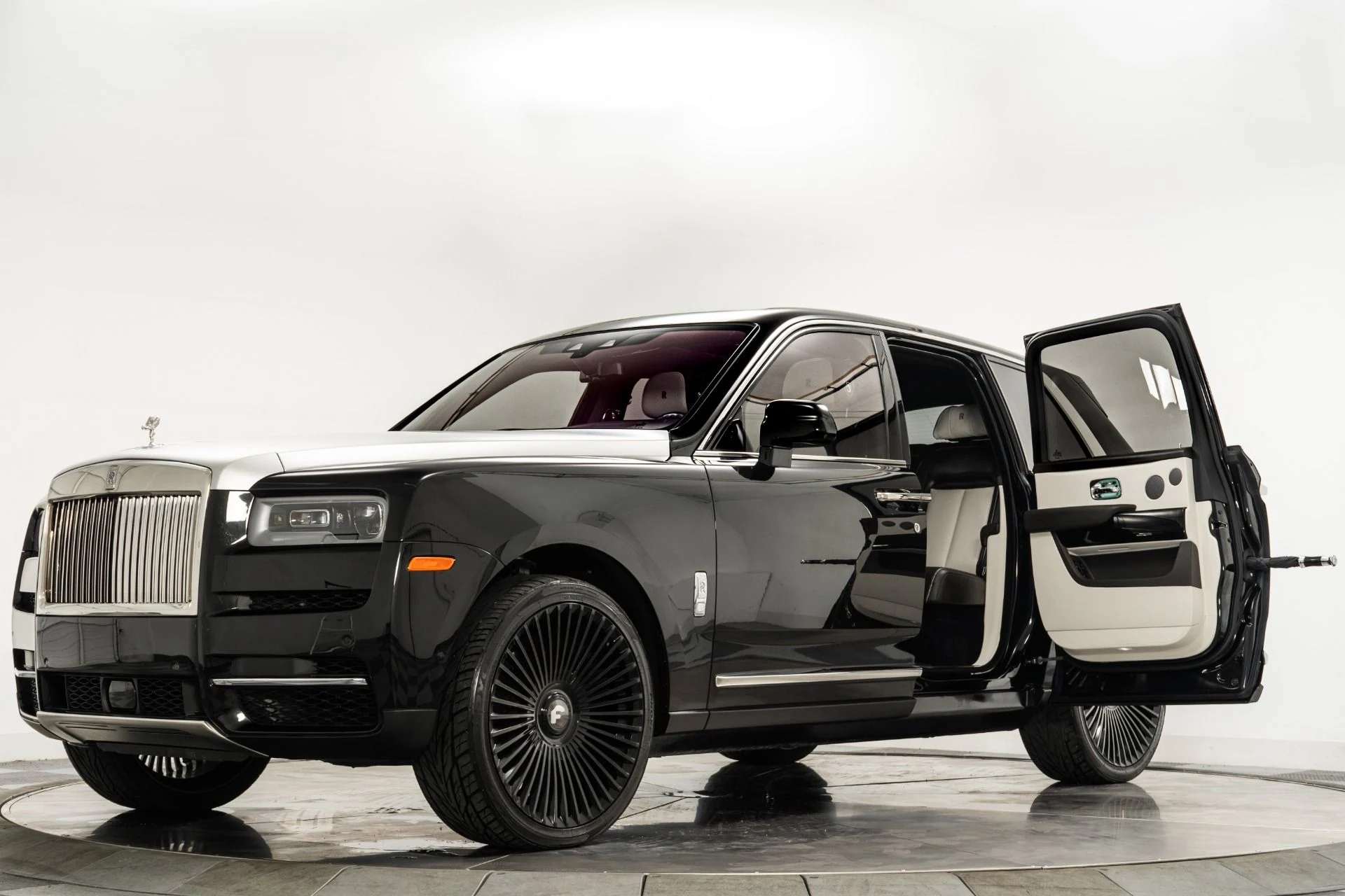 mph033_3070237383_Used_2022_Rolls_Royce_Cullinan_1760976339_399ebf42d5