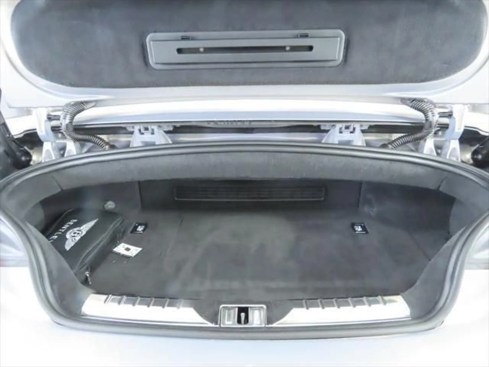 mph033_3094643580_new_2025_bentley_continental_gtblackeditionconvertible_8119_22910189_34_640_a97c60bd9a