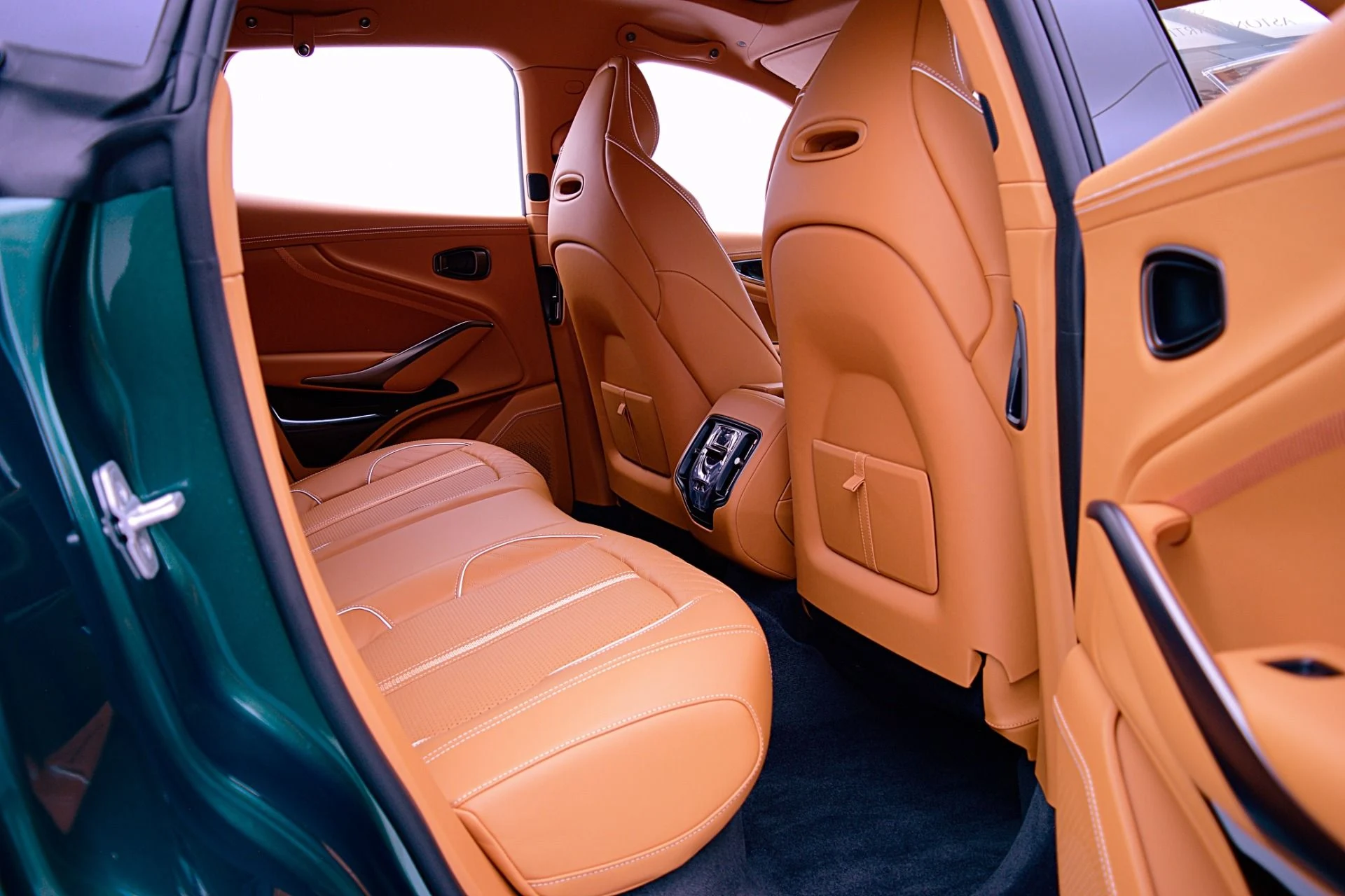 mph033_3098914411_New_2025_Aston_Martin_DBX_707_3245c16734