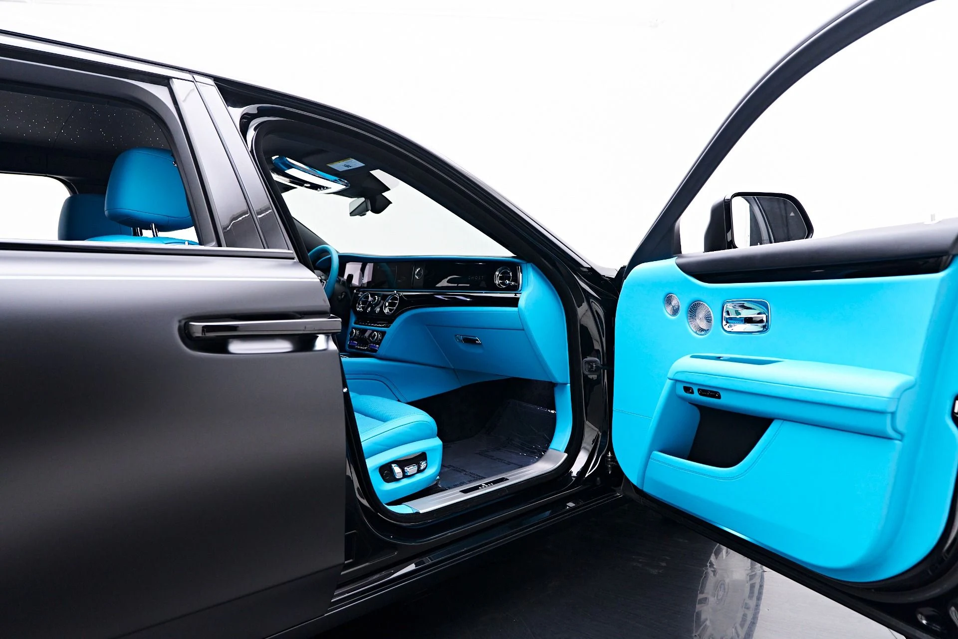 mph033_3099297235_Used_2024_Rolls_Royce_Ghost_Base_1755131984_8fbaba1453