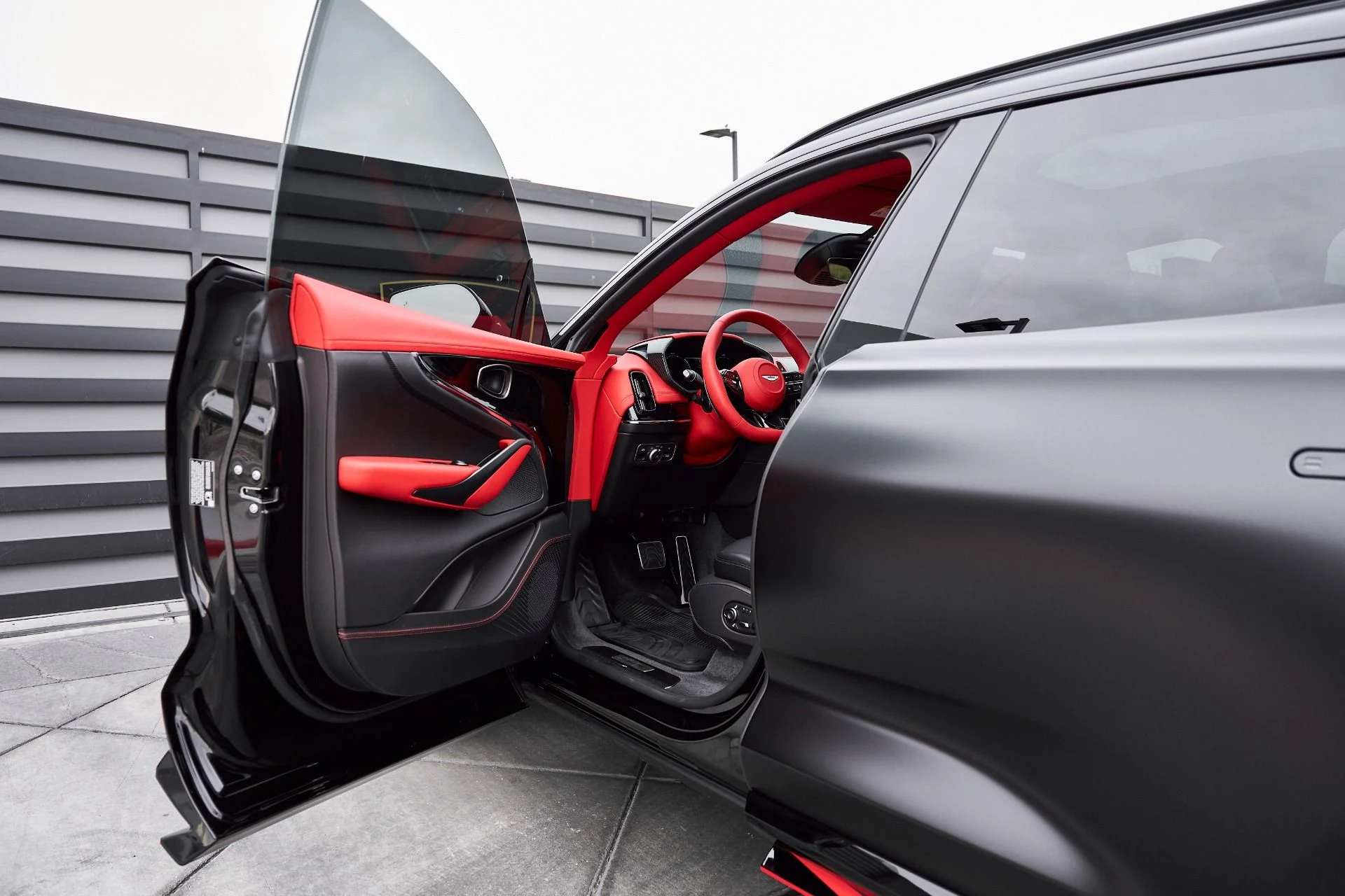 mph033_3115428625_Used_2025_Aston_Martin_DBX_707_1766785332_a583d9a603