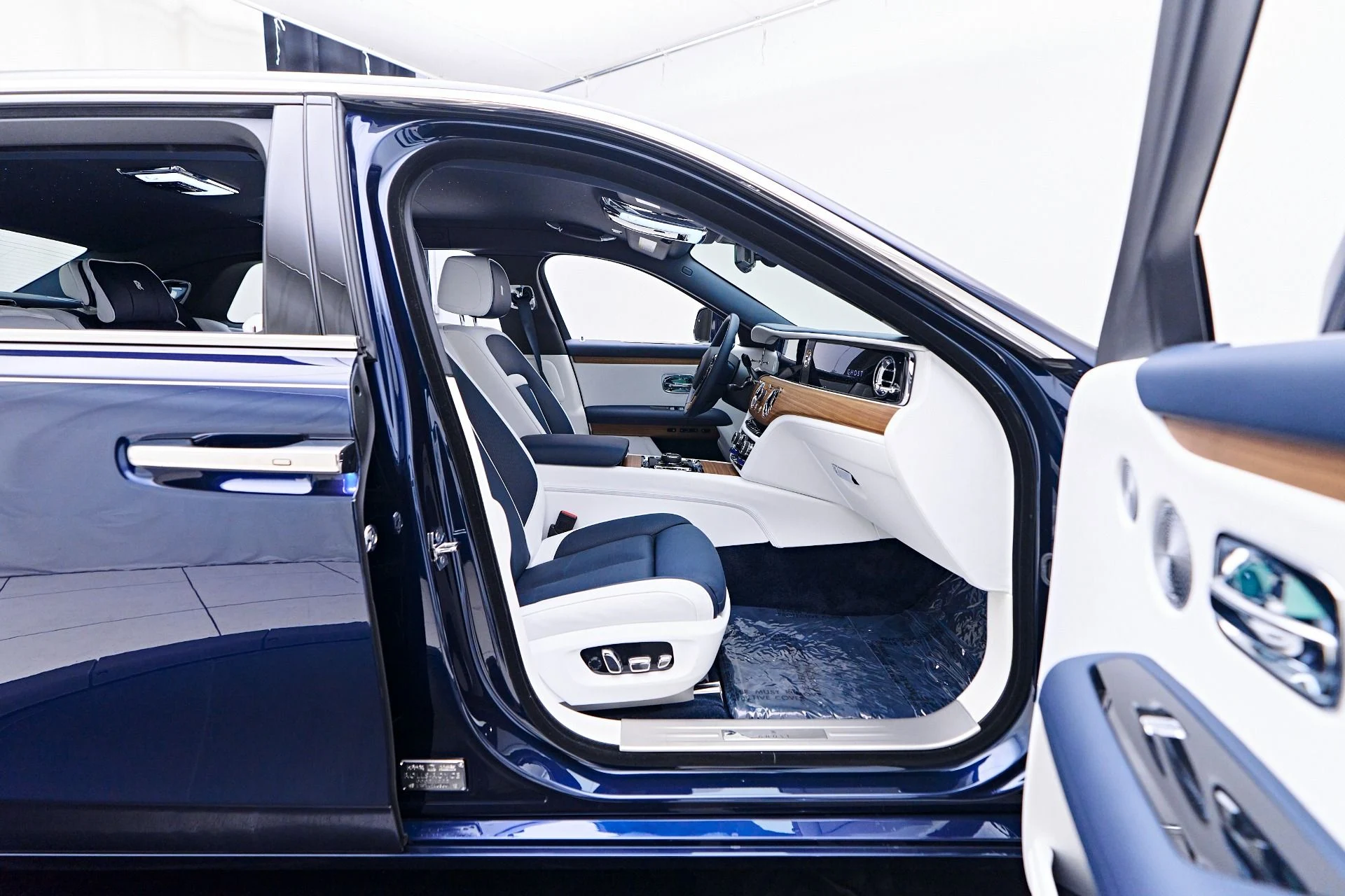mph033_3116974083_Used_2023_Rolls_Royce_Ghost_1755200436_5426d21035