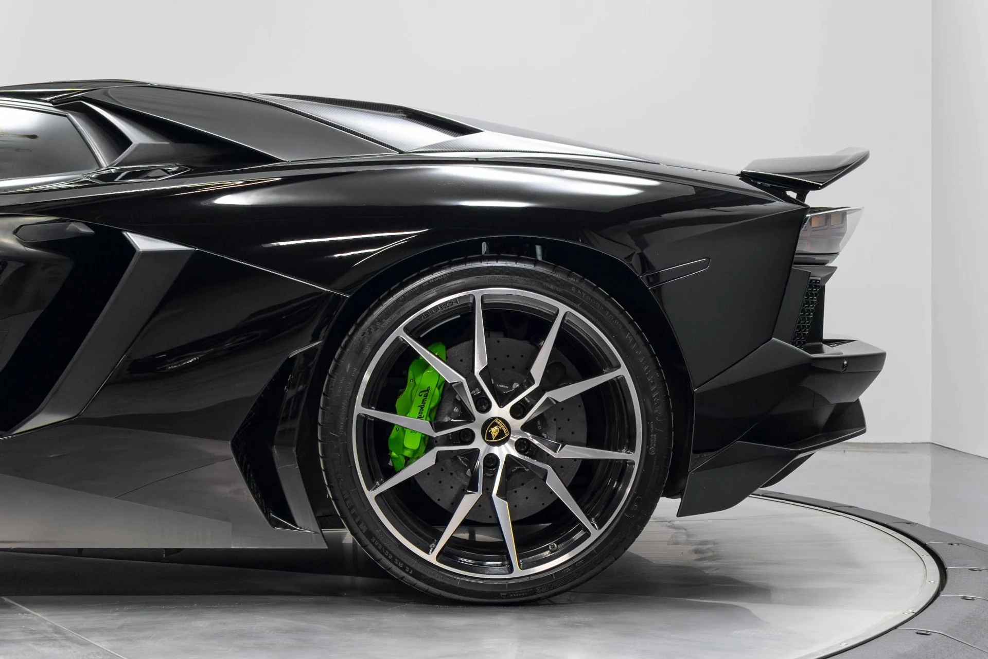 mph033_3134116592_Used_2015_Lamborghini_Aventador_LP_700_4_1780593182_25fdb58dde