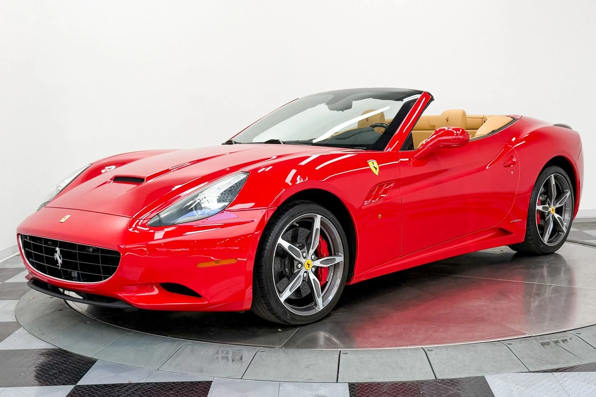 mph033_3141804270_Used_2014_Ferrari_California_Daytona_Seats_490_Horsepower_Carbon_Fiber_Steering_Wheel_w_LE_Ds_1783362230_06f130543f