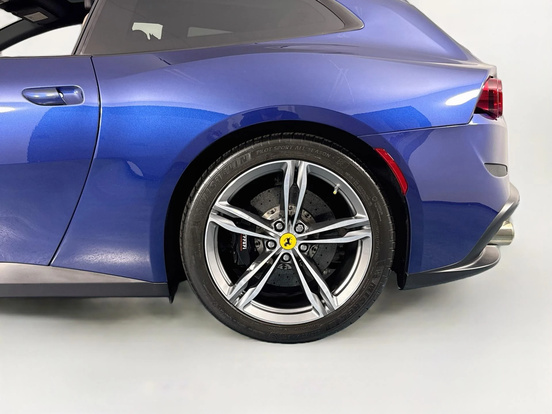 mph033_3170661753_Used_2019_Ferrari_GTC_4_Lusso_1792629177_9dcbee51ec