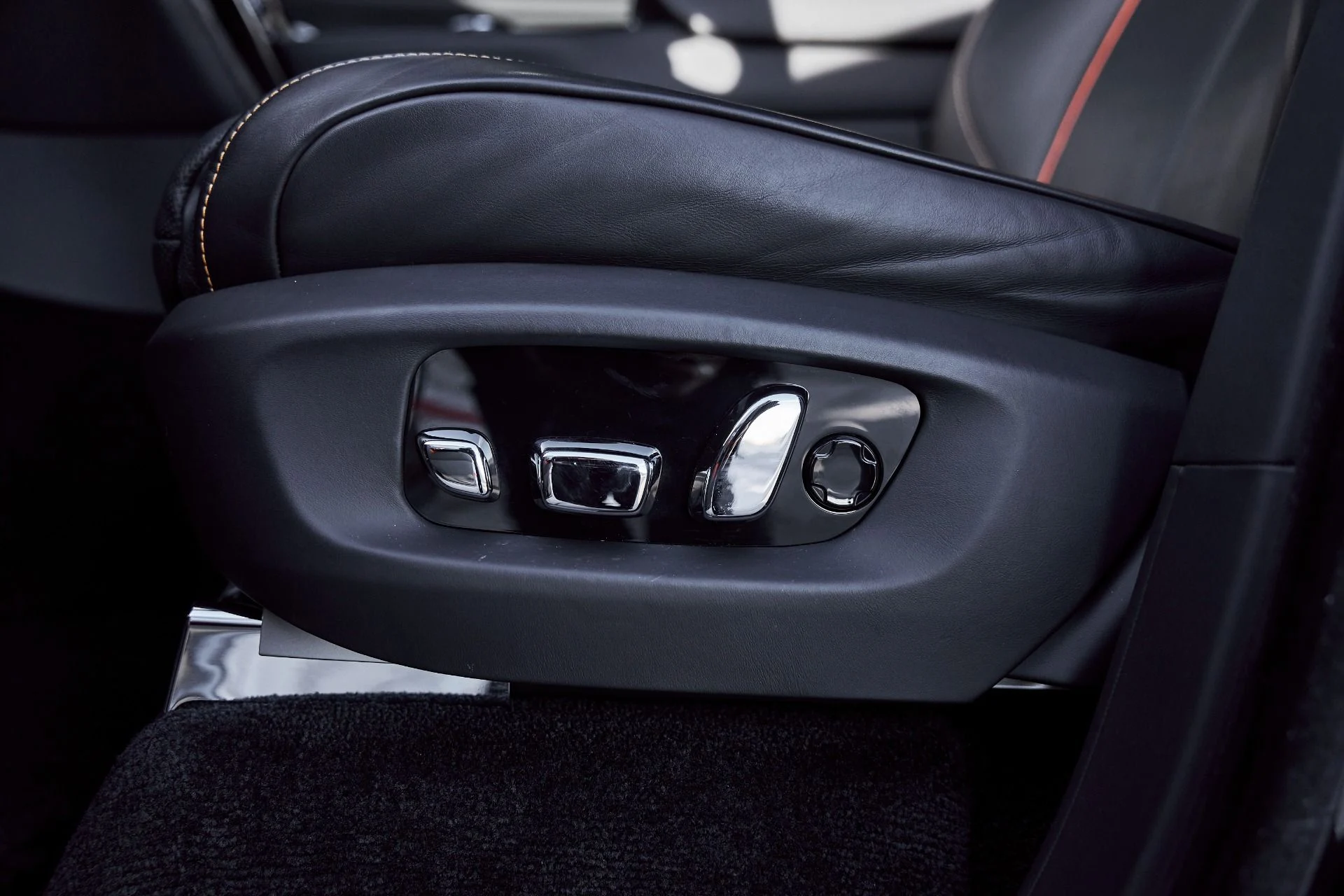 mph033_3195093228_Used_2022_Rolls_Royce_Cullinan_Black_Badge_1768359492_f20158370f