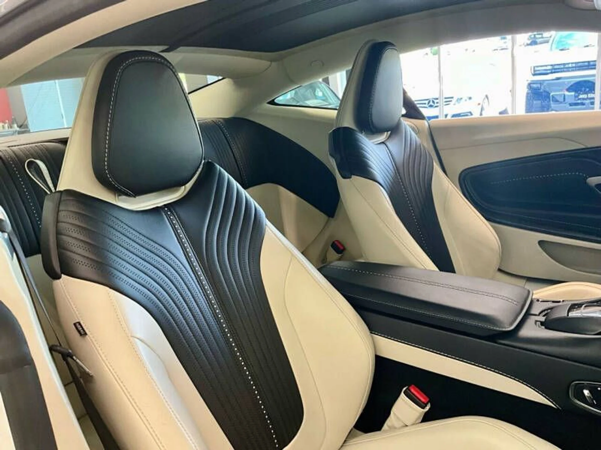 mph033_3215315525_2018_aston_martin_db11_v12_2dr_coupe_68d4e66257