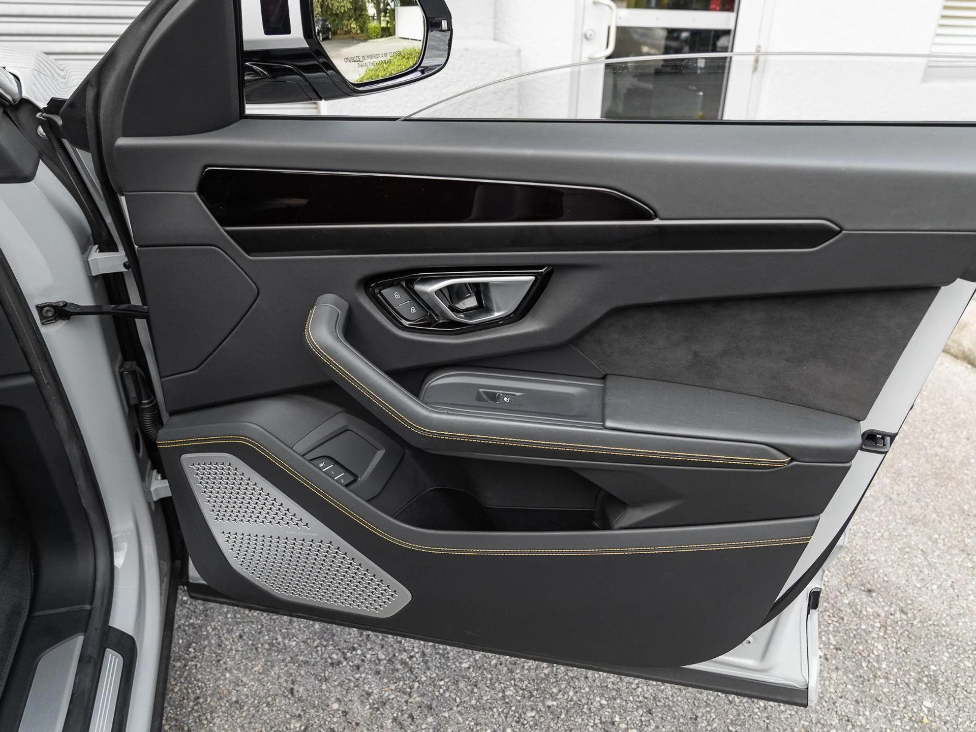 mph033_3227015454_Used_2022_Lamborghini_Urus_AWD_1777086181_48ddac0a44