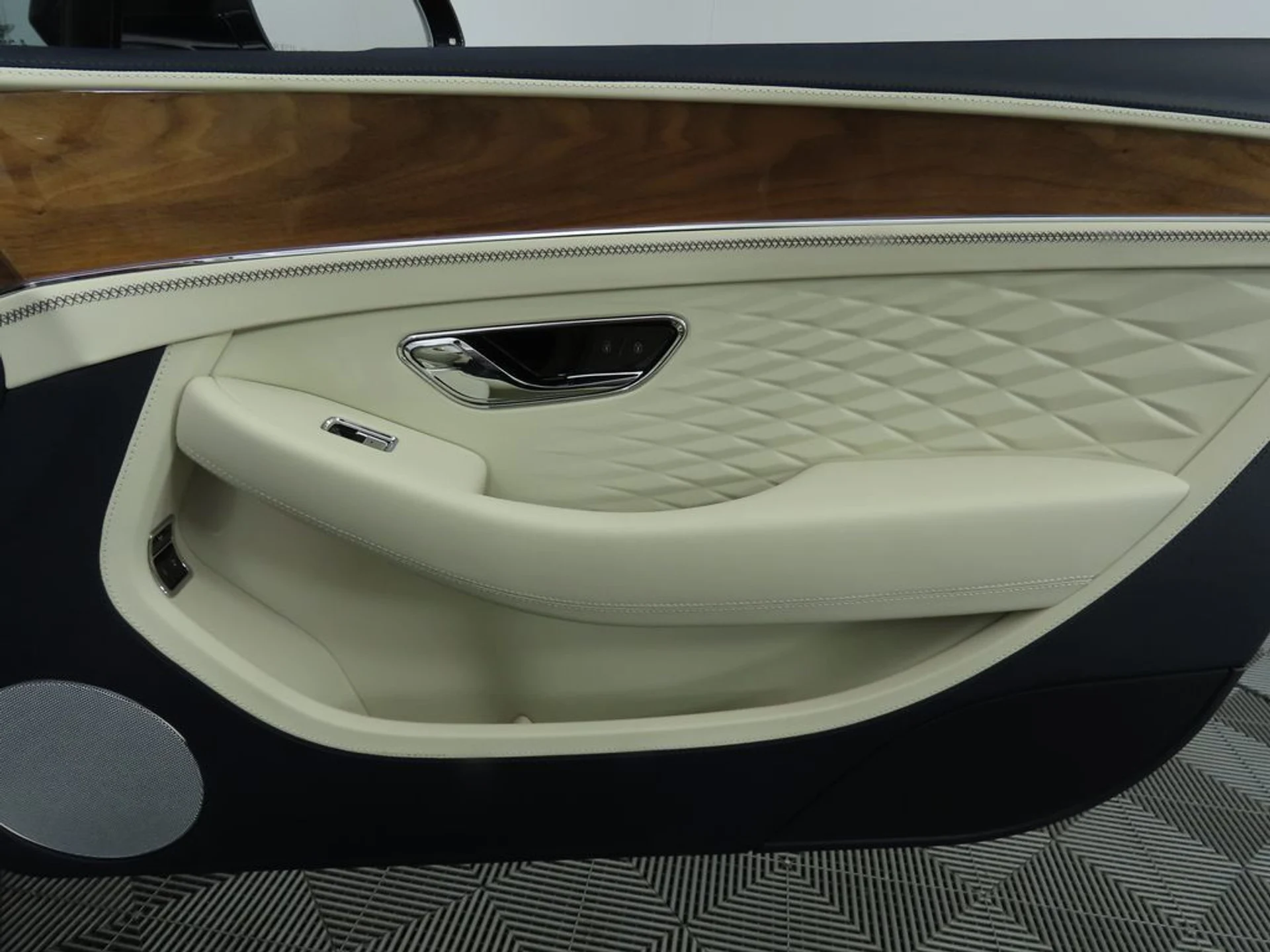 mph033_3249286980_new_2026_bentley_continental_gtc_8119_22946843_34_1024_23d938d43d