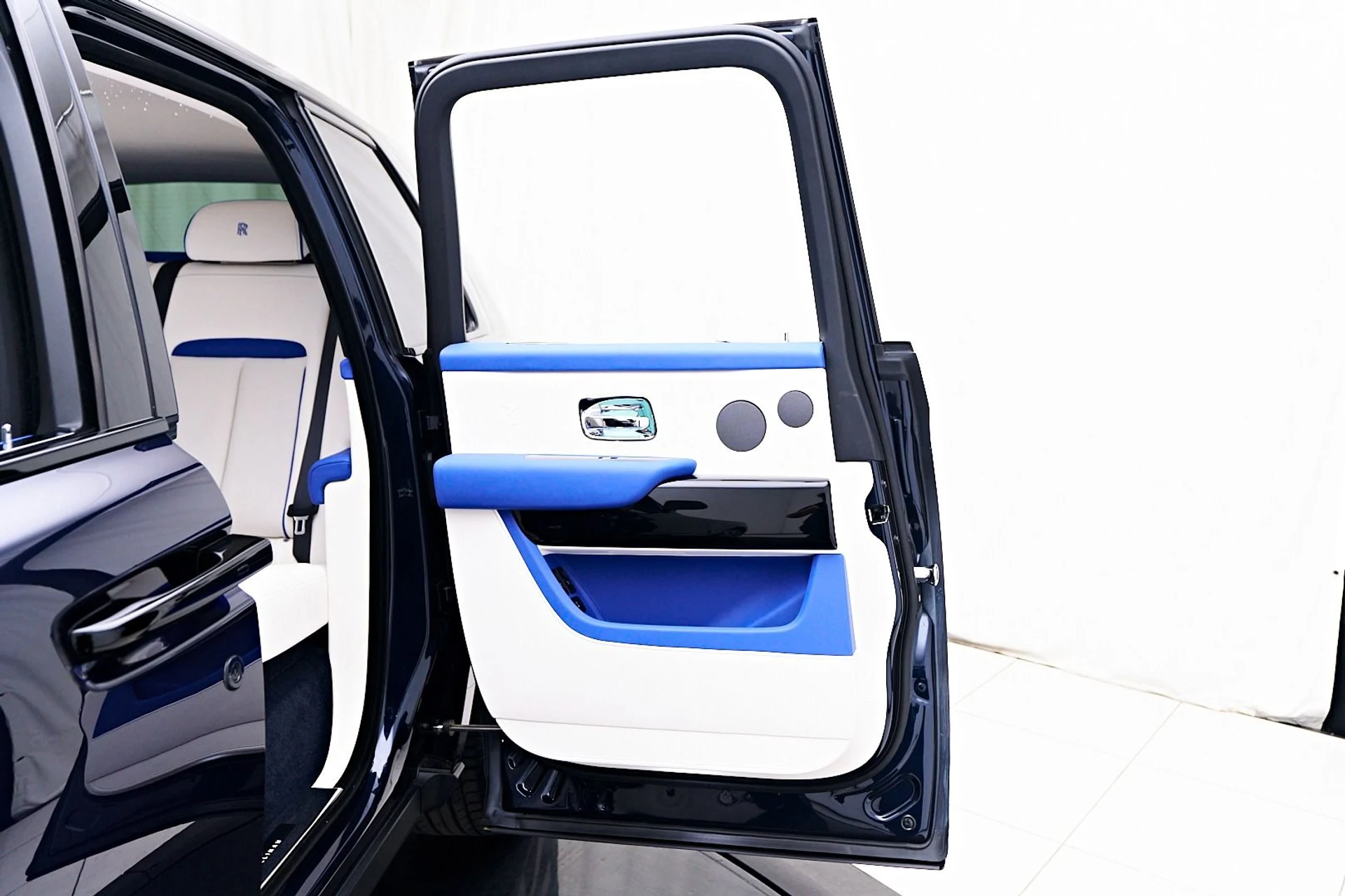 mph033_3315844264_Used_2023_Rolls_Royce_Cullinan_Base_1745954360_5c655f38f1