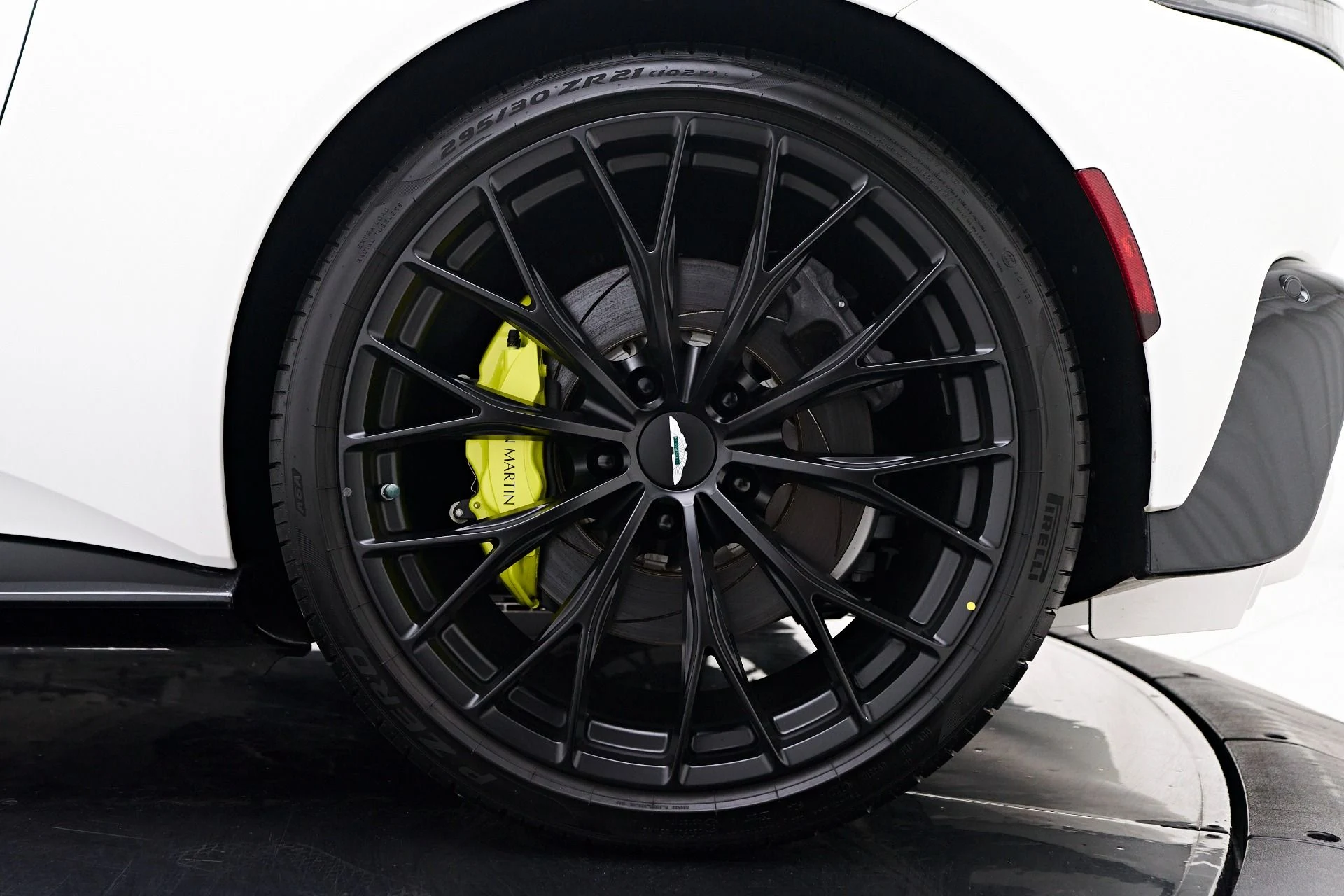 mph033_3317968761_Used_2023_Aston_Martin_Vantage_F1_Edition_1754013179_2ee1ce5895