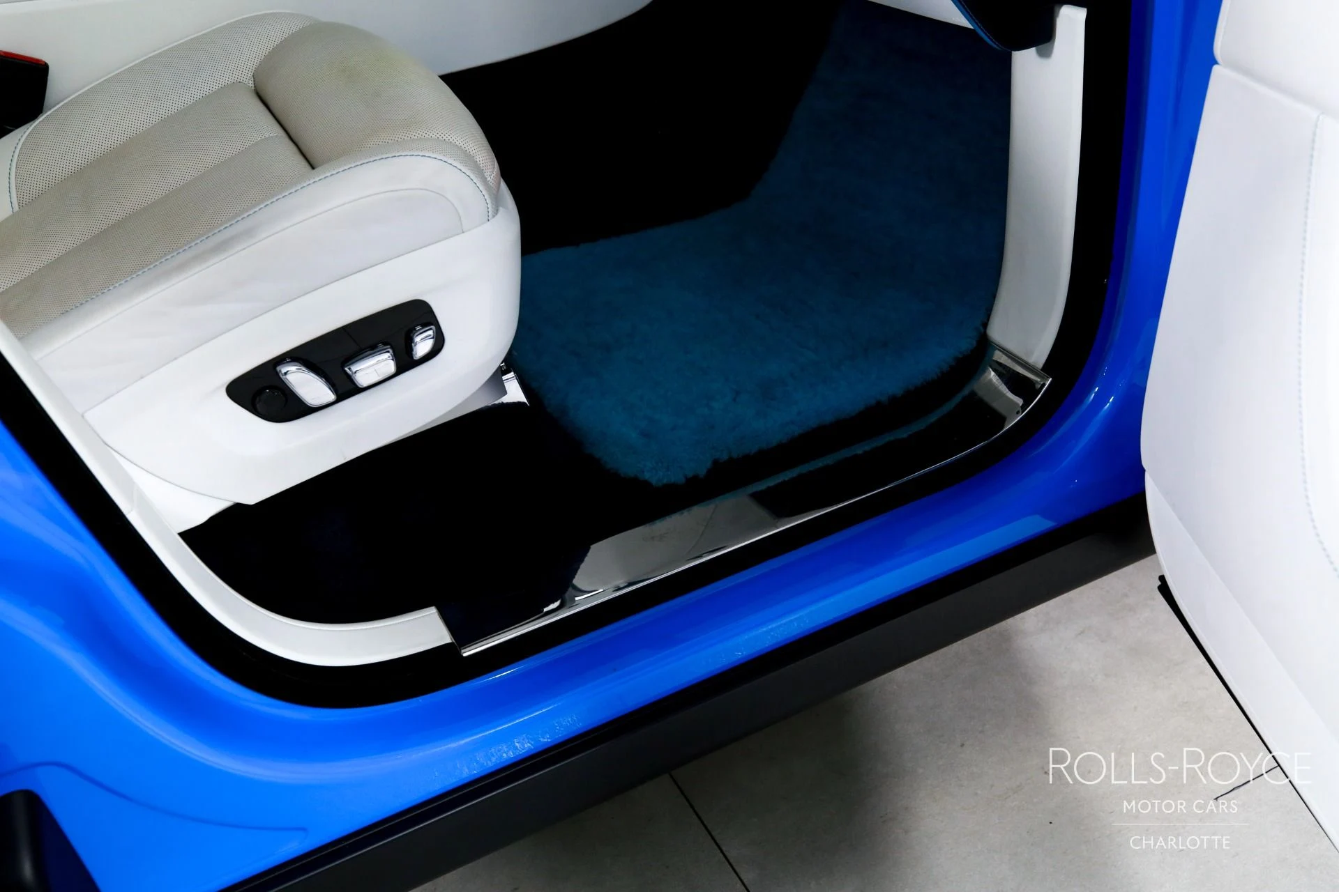 mph033_3327150921_Used_2023_Rolls_Royce_Cullinan_1771369577_3da43ef444