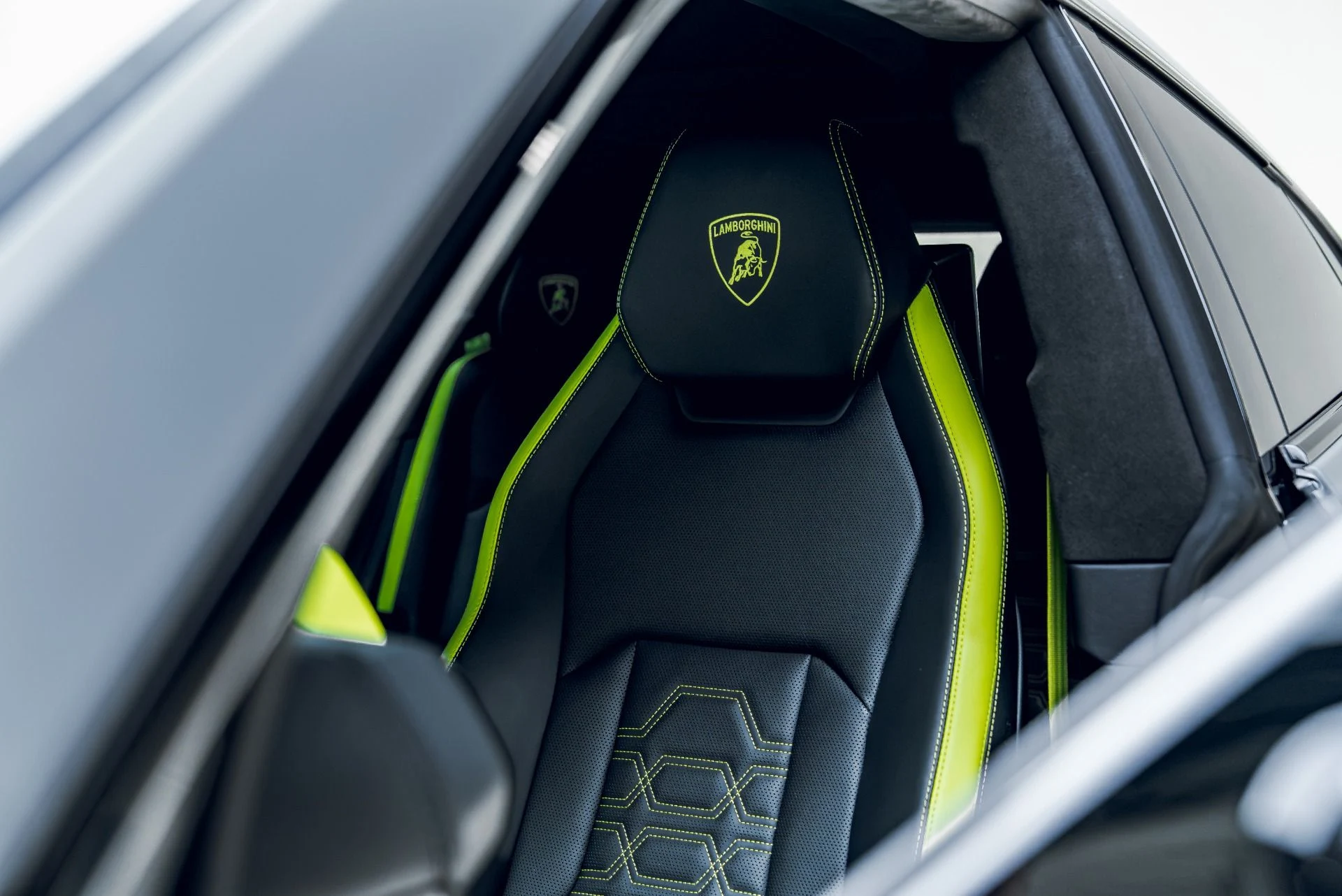 mph033_3331358579_Used_2025_Lamborghini_Urus_SE_1783370075_4c69534192