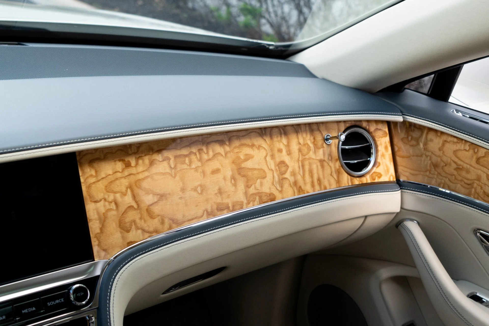 mph033_3336899776_Used_2021_Bentley_Flying_Spur_W12_1764864827_dd4e41ebd1