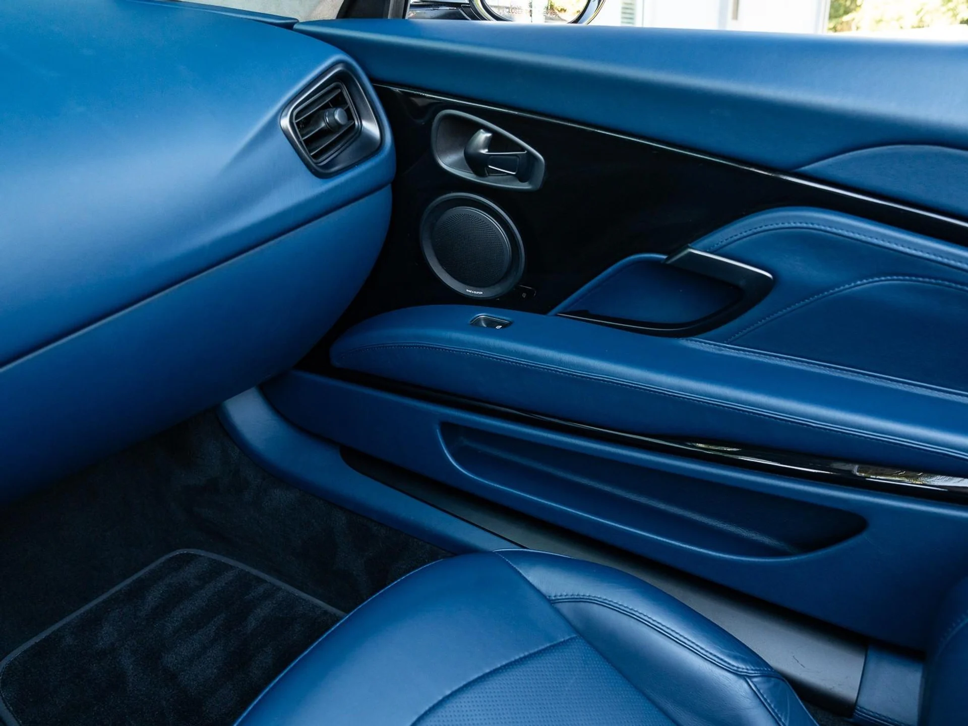 mph033_3348569135_Used_2020_Aston_Martin_DBS_Superleggera_1764795971_93373fa65a