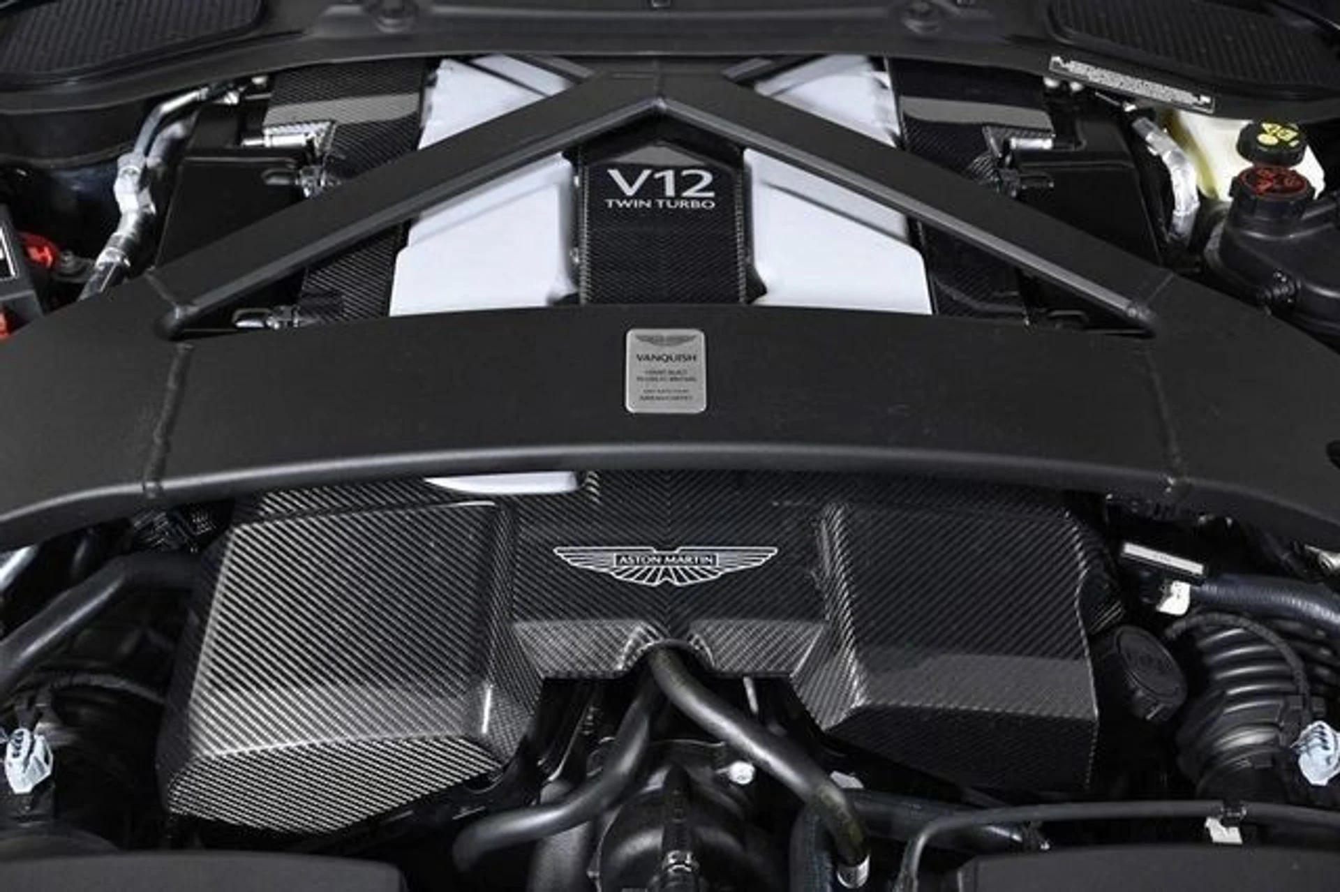 mph033_3350654385_new_2025_aston_martin_vanquish_coupe_11350_22854857_33_640_ceec08ae04