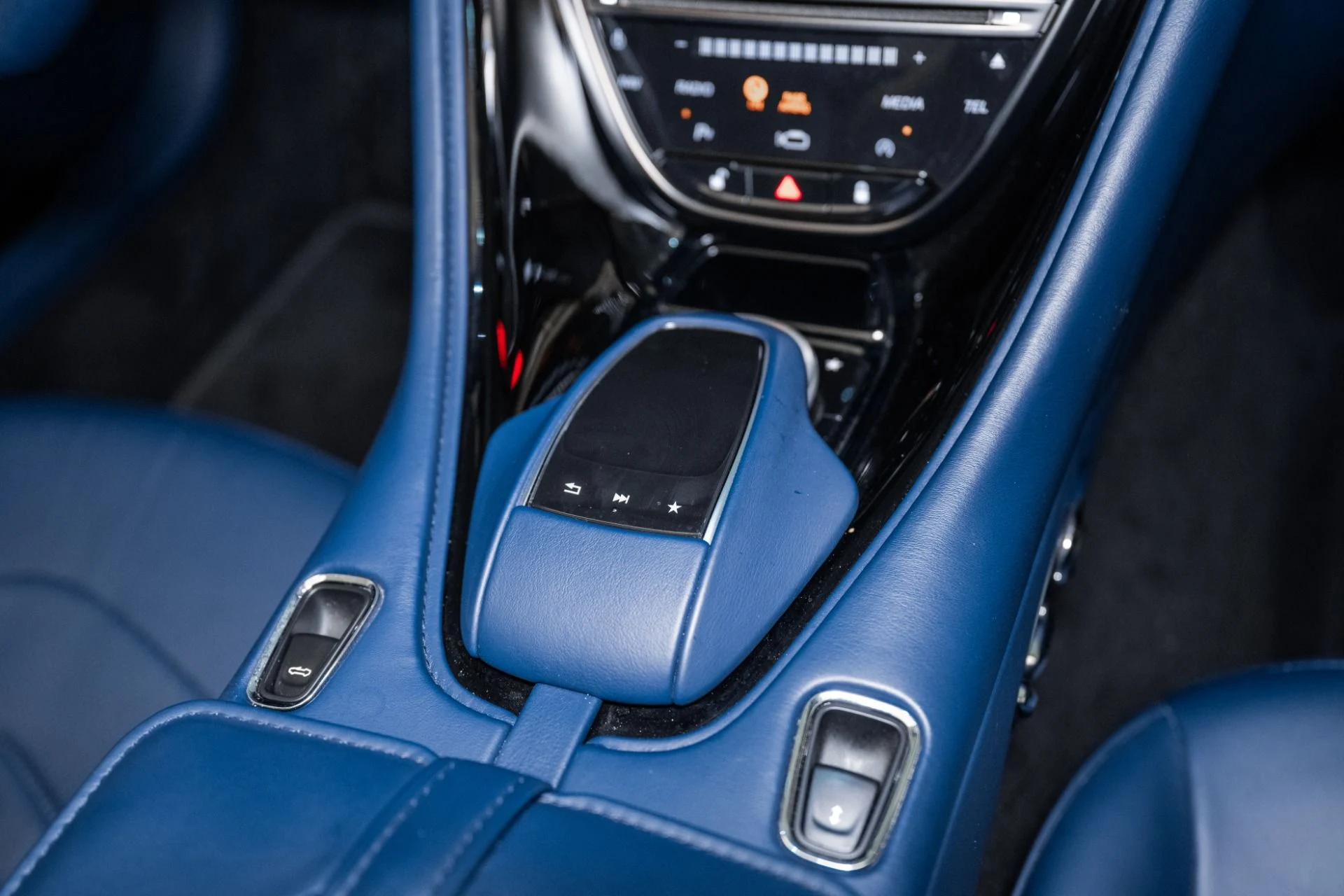 mph033_3355501899_Used_2020_Aston_Martin_DBS_Superleggera_1753546861_53b232f279