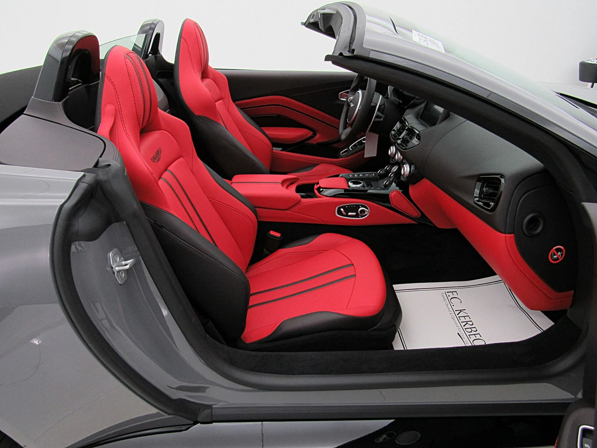 mph033_3376266264_Used_2023_Aston_Martin_Vantage_Roadster_0b853ab710