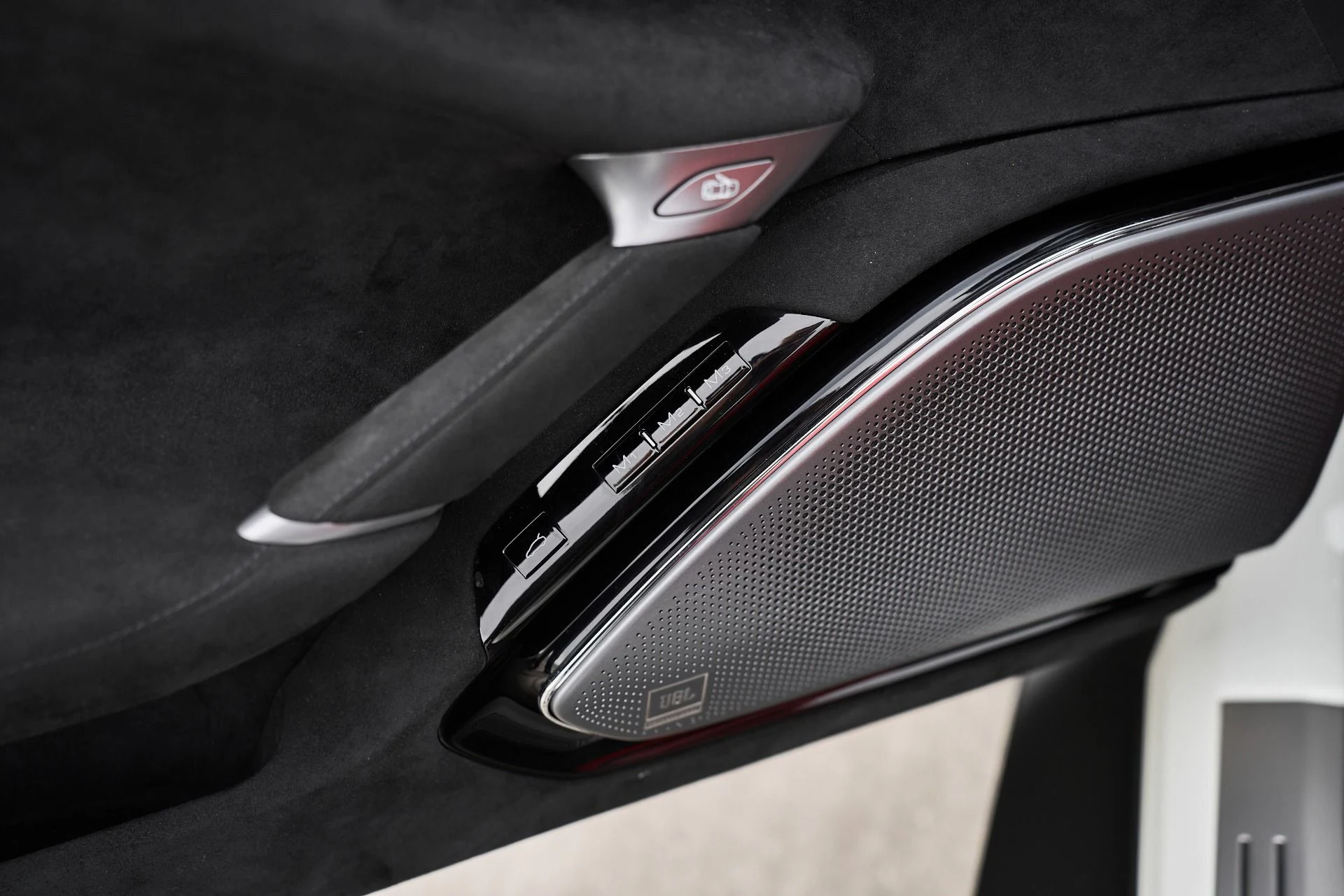 mph033_3411449599_Used_2024_Ferrari_Roma_Base_1763170081_cef81fc7c3