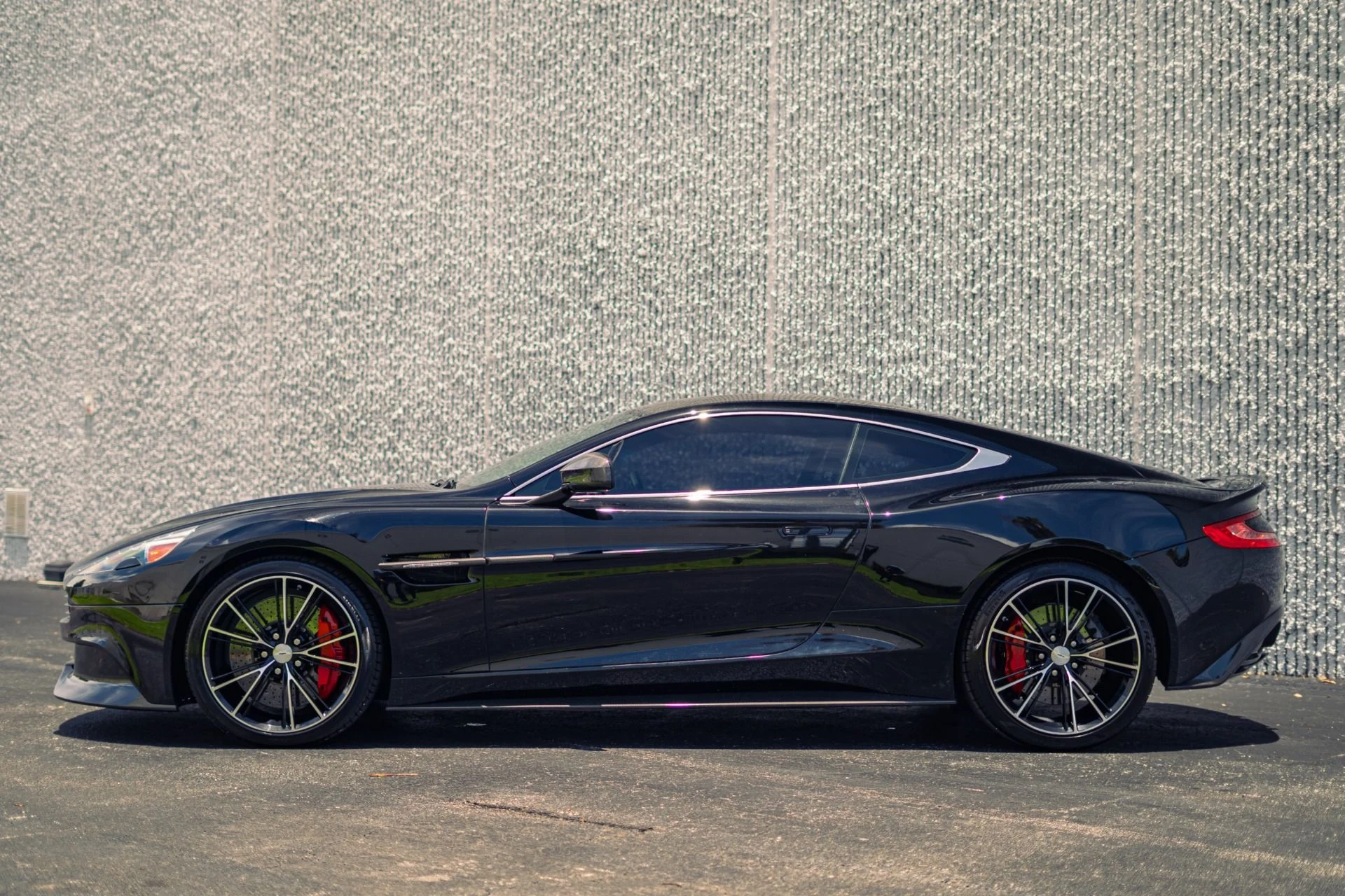 mph033_3423459802_Used_2014_Aston_Martin_Vanquish_Carbon_Exterior_Package_1783458978_eb1437567c