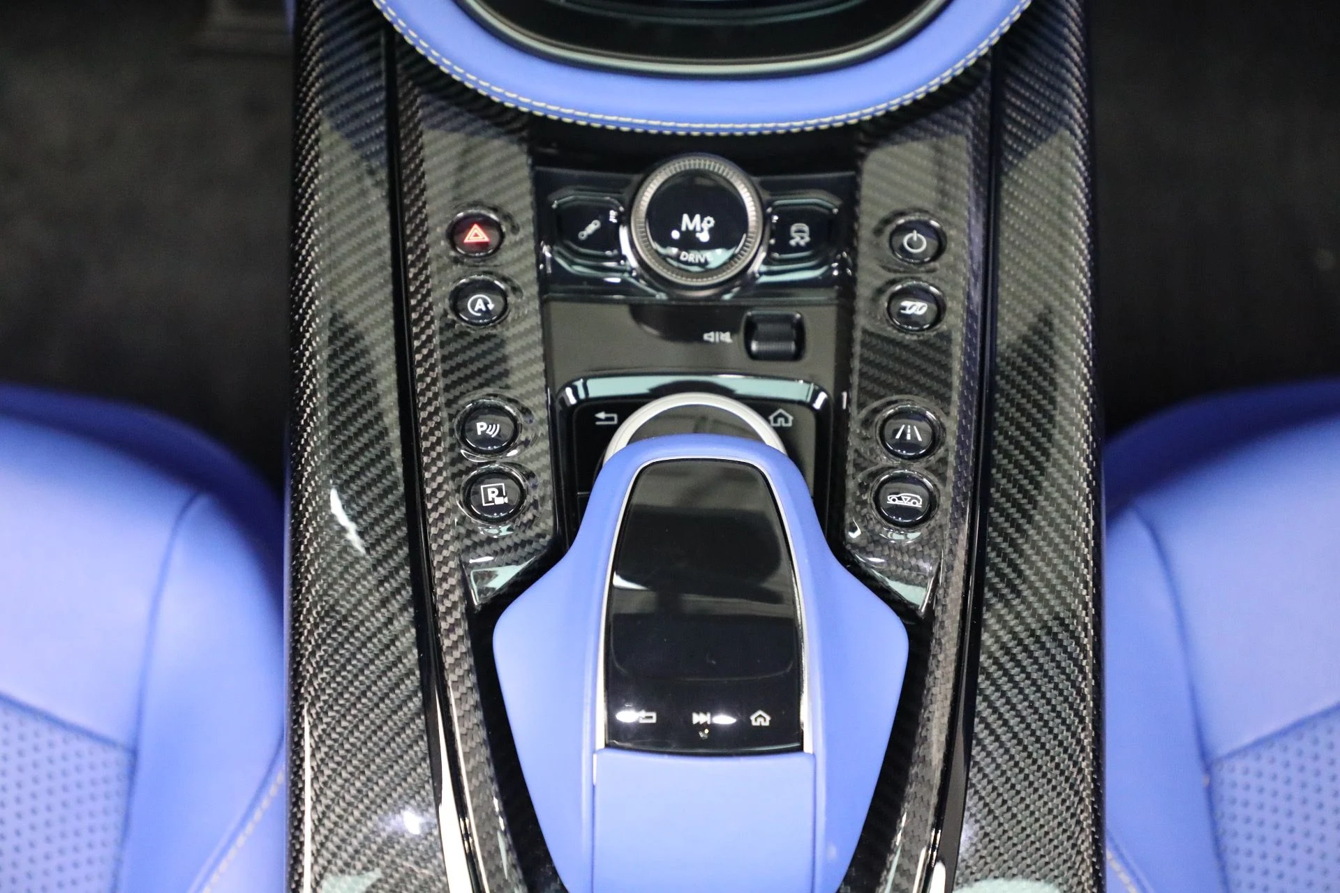 mph033_3425677992_Used_2024_Aston_Martin_DBX_707_1761409513_ab766f4a3f