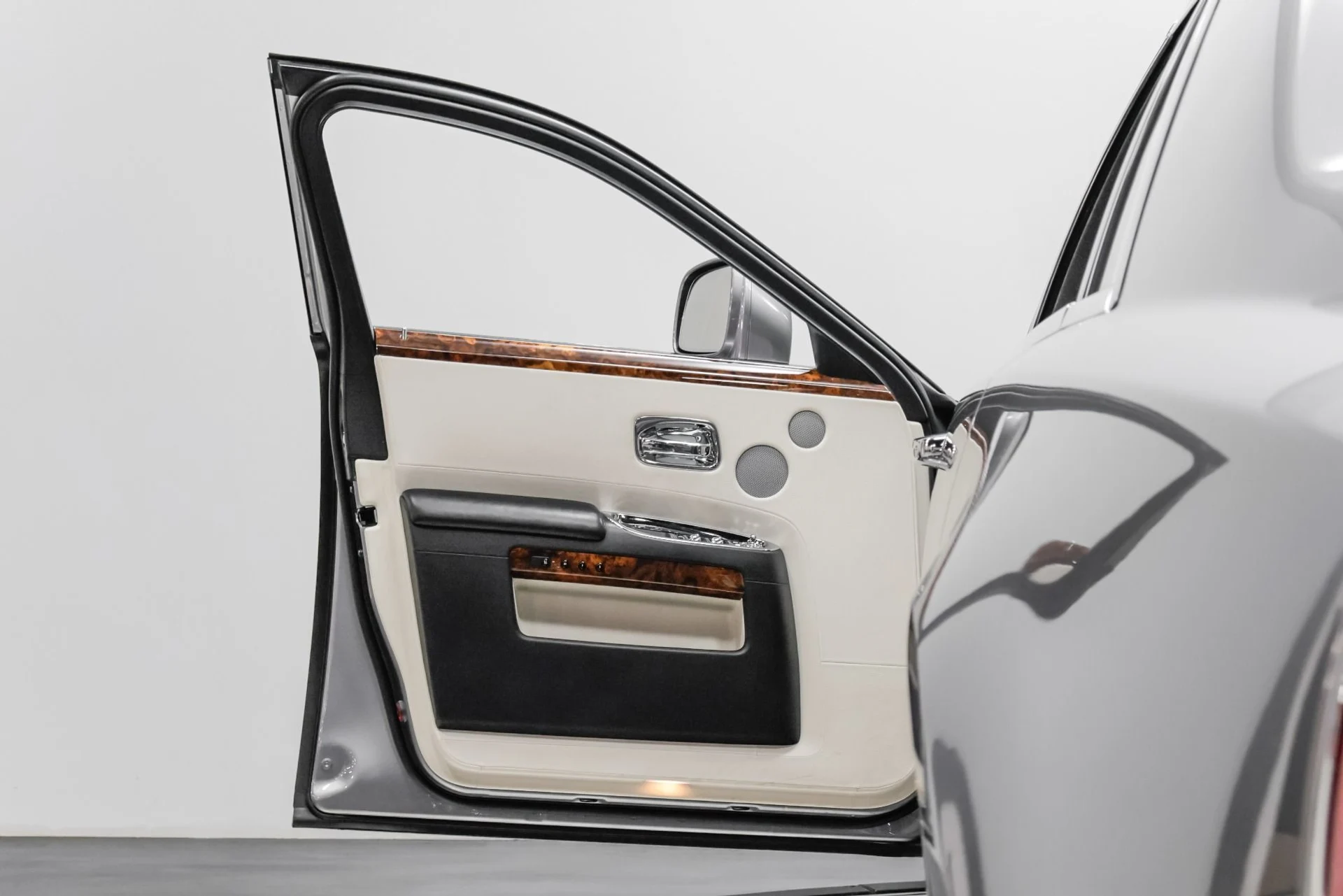 mph033_3427877636_Used_2010_Rolls_Royce_Ghost_1762979207_1326c6fe4a