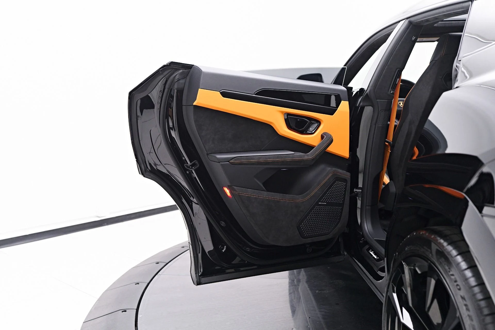 mph033_3438953422_Used_2024_Lamborghini_Urus_S_1759191681_5b164e5cca