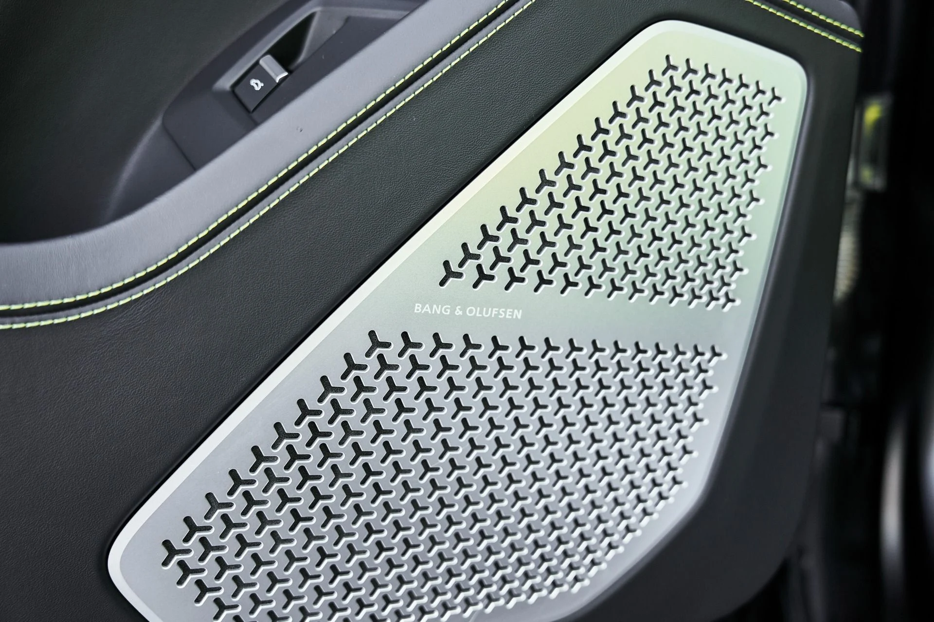 mph033_3461495390_Used_2022_Lamborghini_Urus_1774548603_c0cffa5c1f