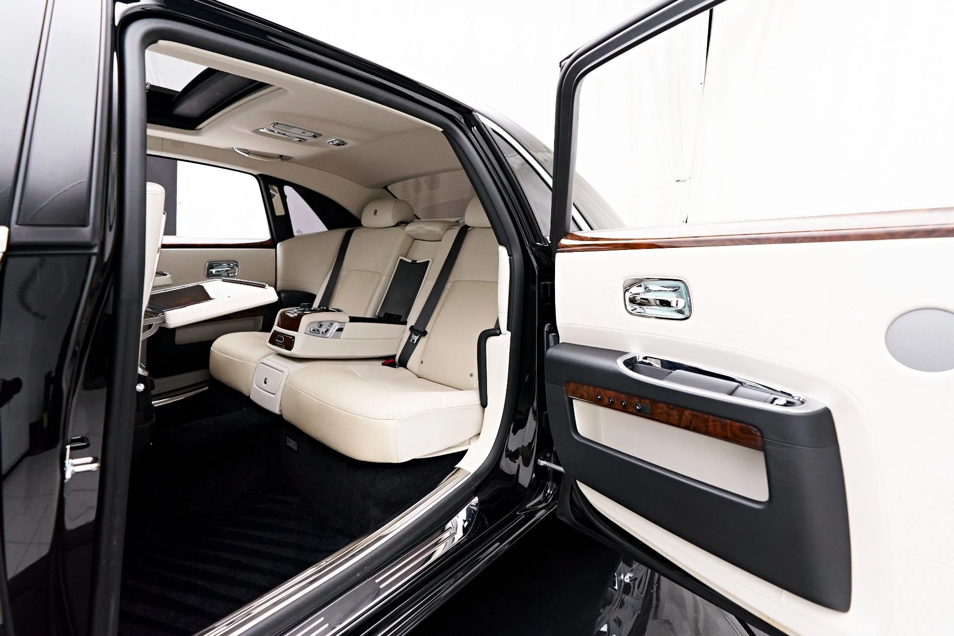 mph033_3475970096_Used_2012_Rolls_Royce_Ghost_Base_1690494640_3a49576c16