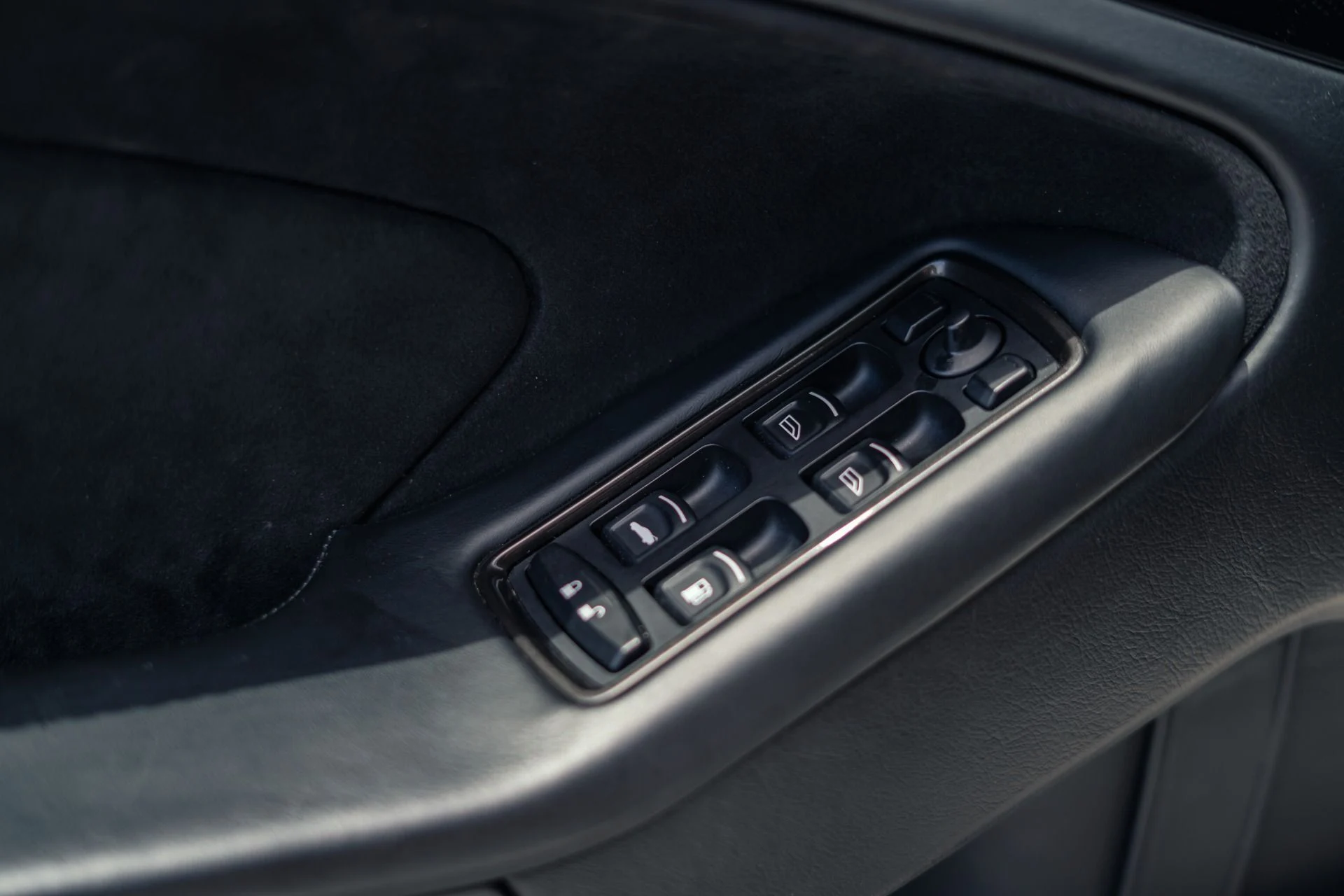 mph033_3487927915_Used_2015_Aston_Martin_Vanquish_Carbon_White_Tasteful_Upgrades_1784056520_81e004e83a